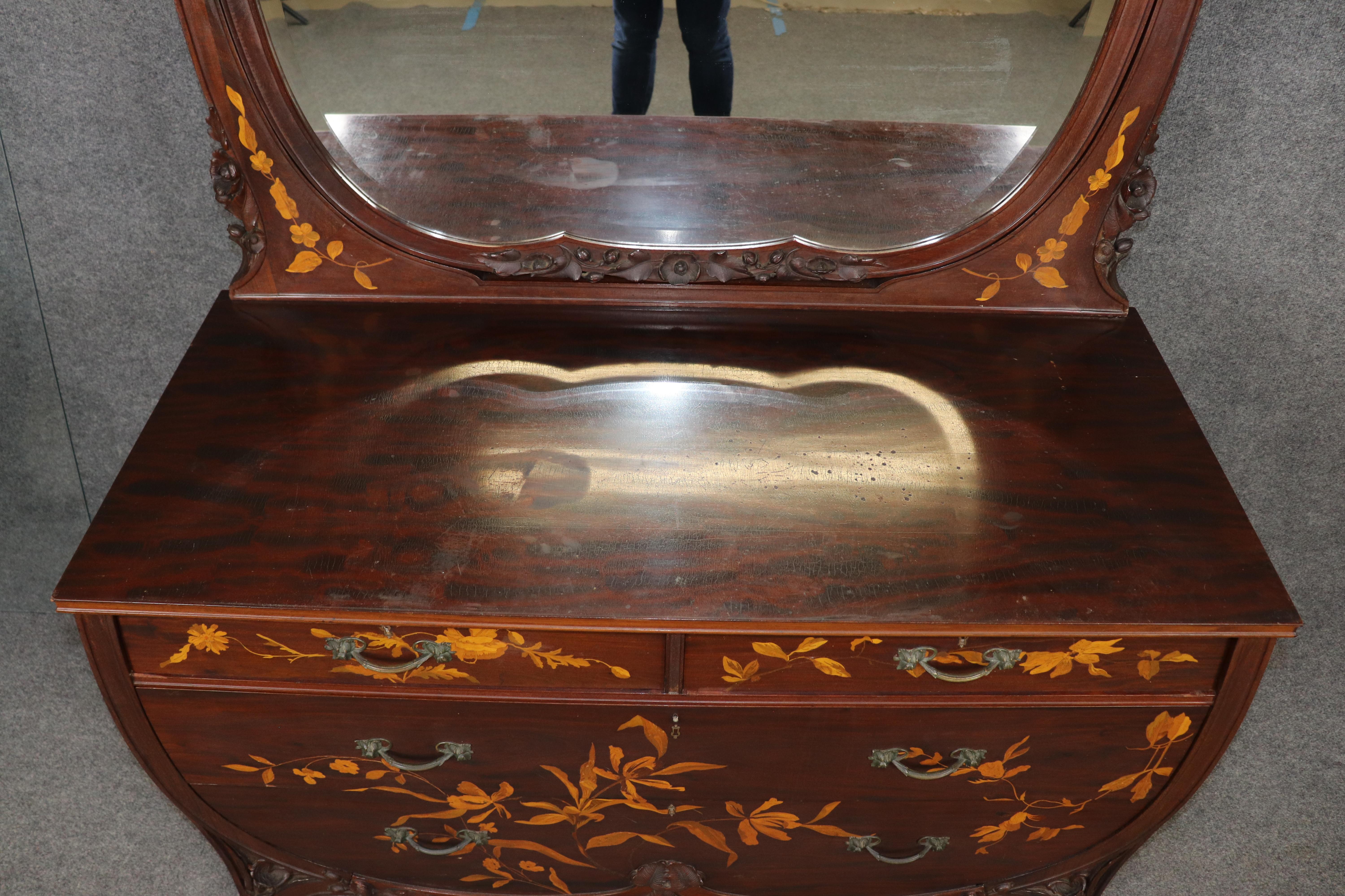 Commode Art Nouveau en noyer marqueté et satiné à la manière de Galle en vente 5