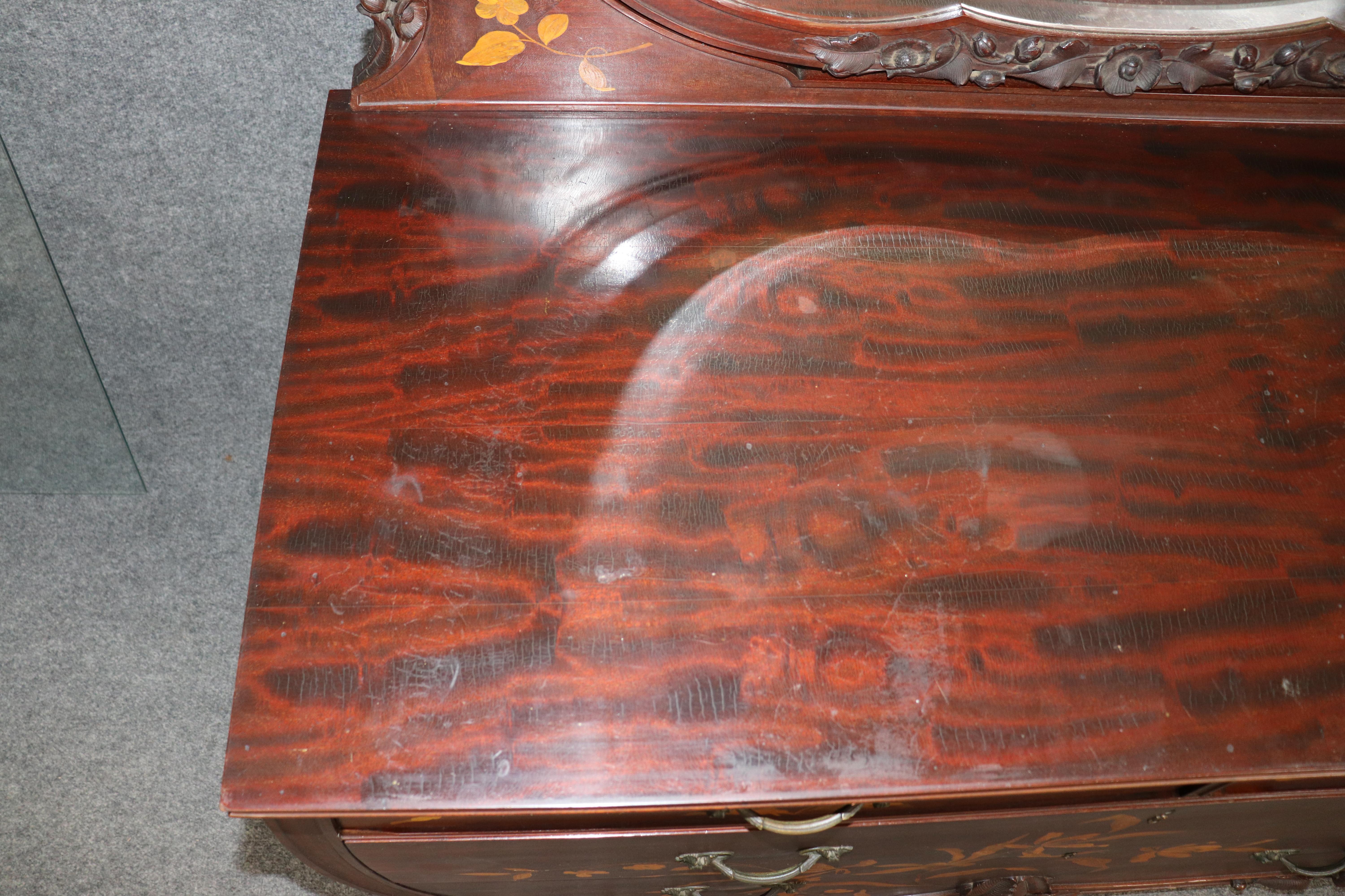 Commode Art Nouveau en noyer marqueté et satiné à la manière de Galle en vente 6