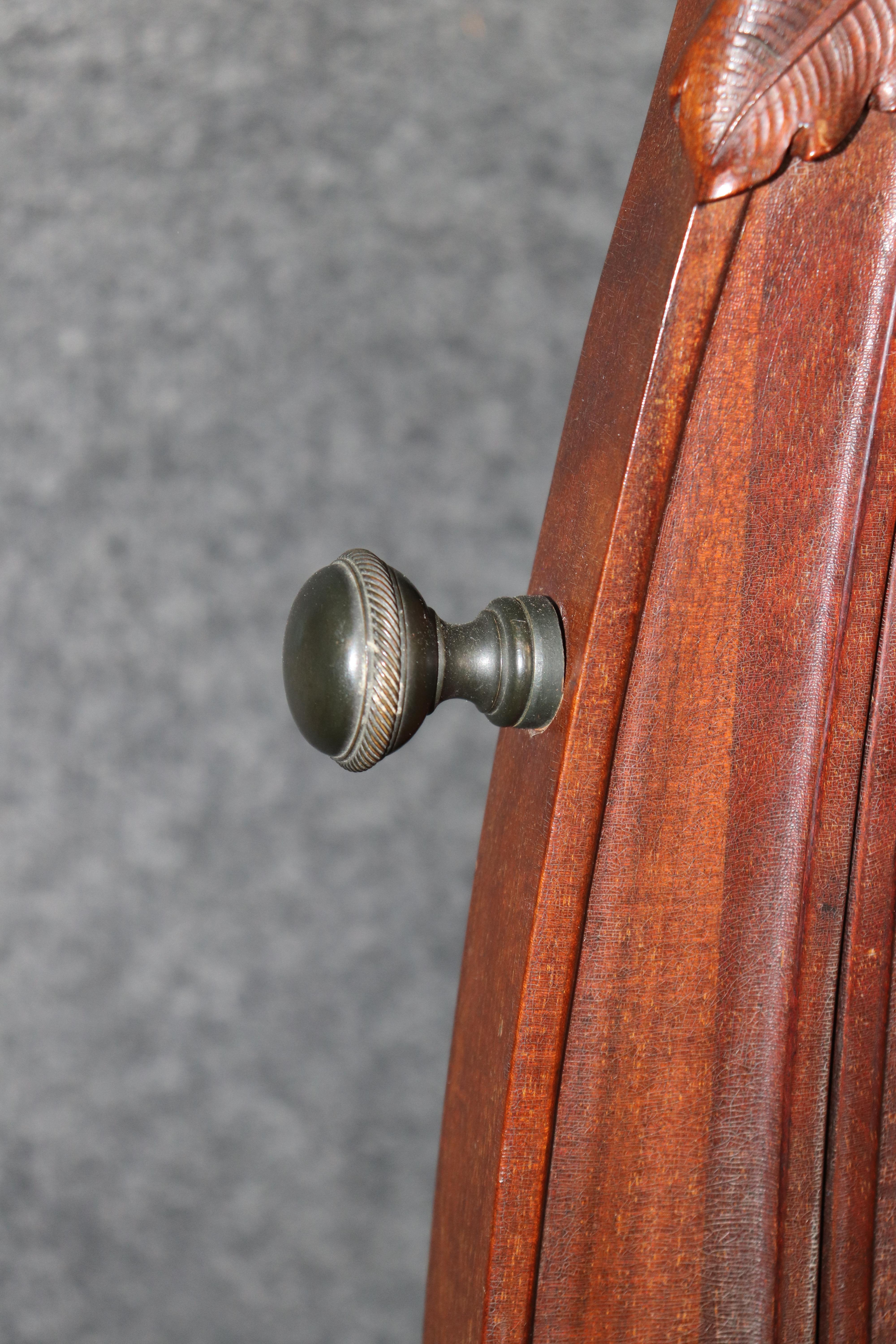 Commode Art Nouveau en noyer marqueté et satiné à la manière de Galle en vente 9