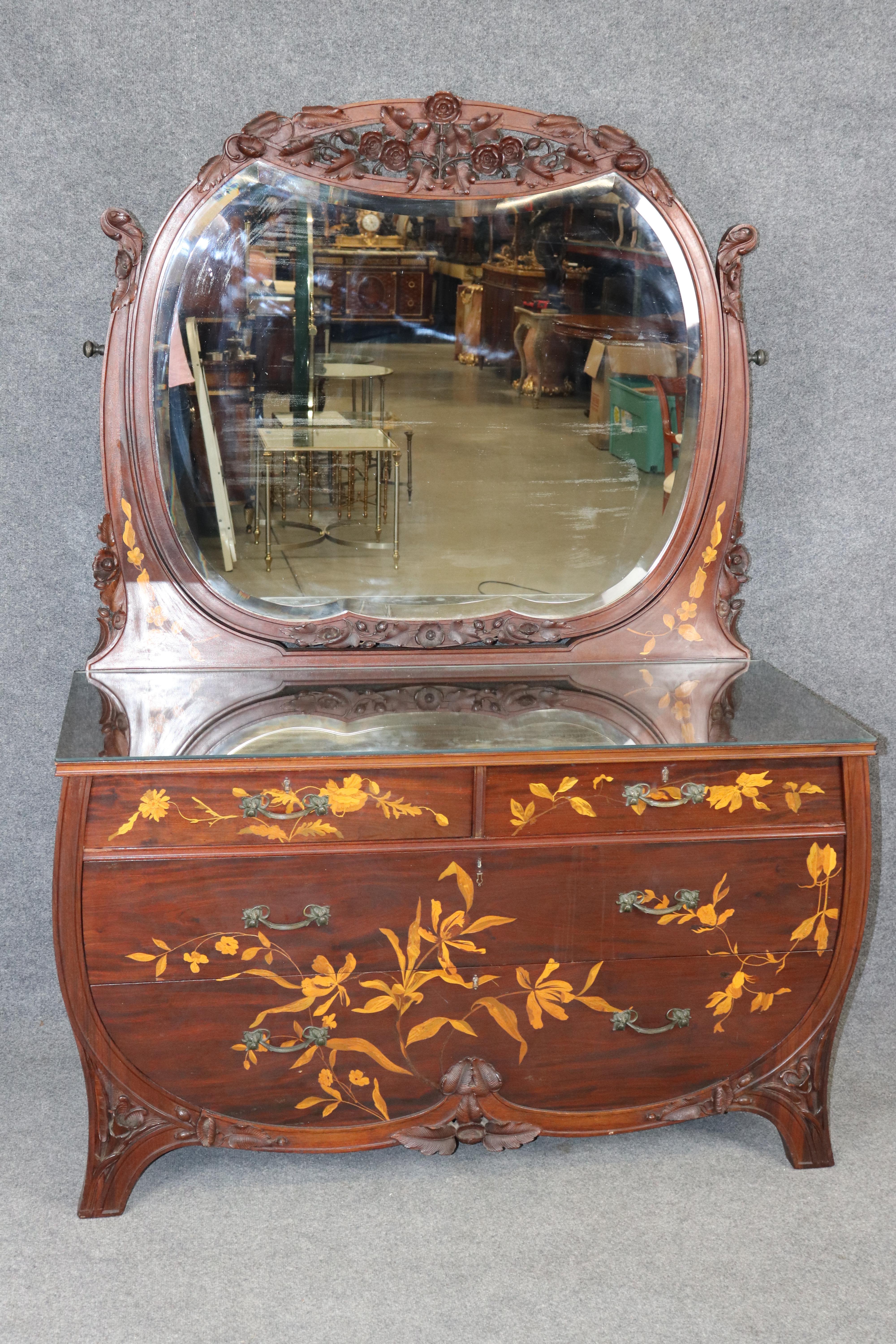 Il s'agit d'une commode à la manière de Galle, l'un des designers les plus remarquables de la période Art nouveau. La pièce est en bon état avec des signes mineurs d'âge et des éclats, de petites zones d'usure liées à l'âge mais rien de