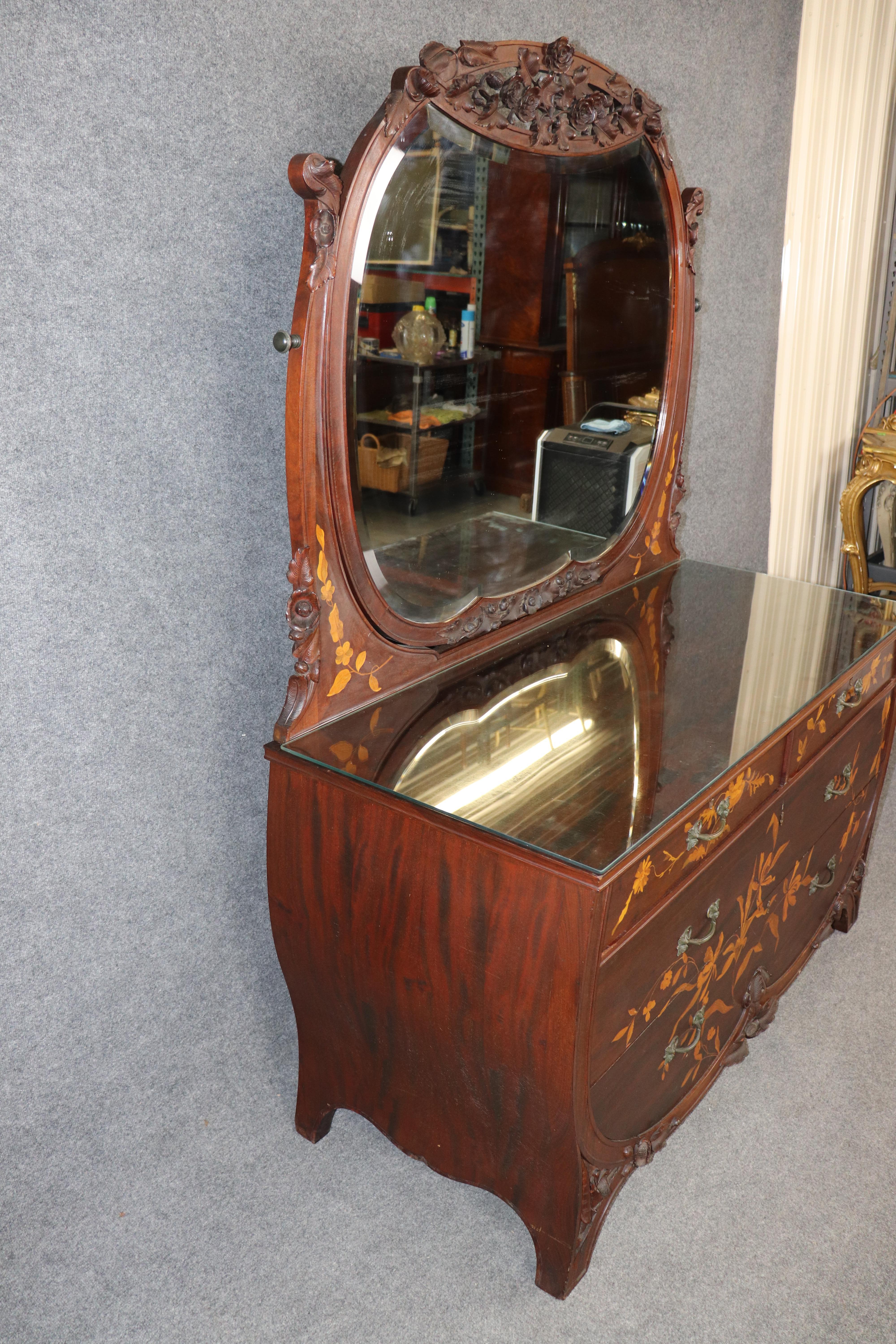 Art nouveau Commode Art Nouveau en noyer marqueté et satiné à la manière de Galle en vente