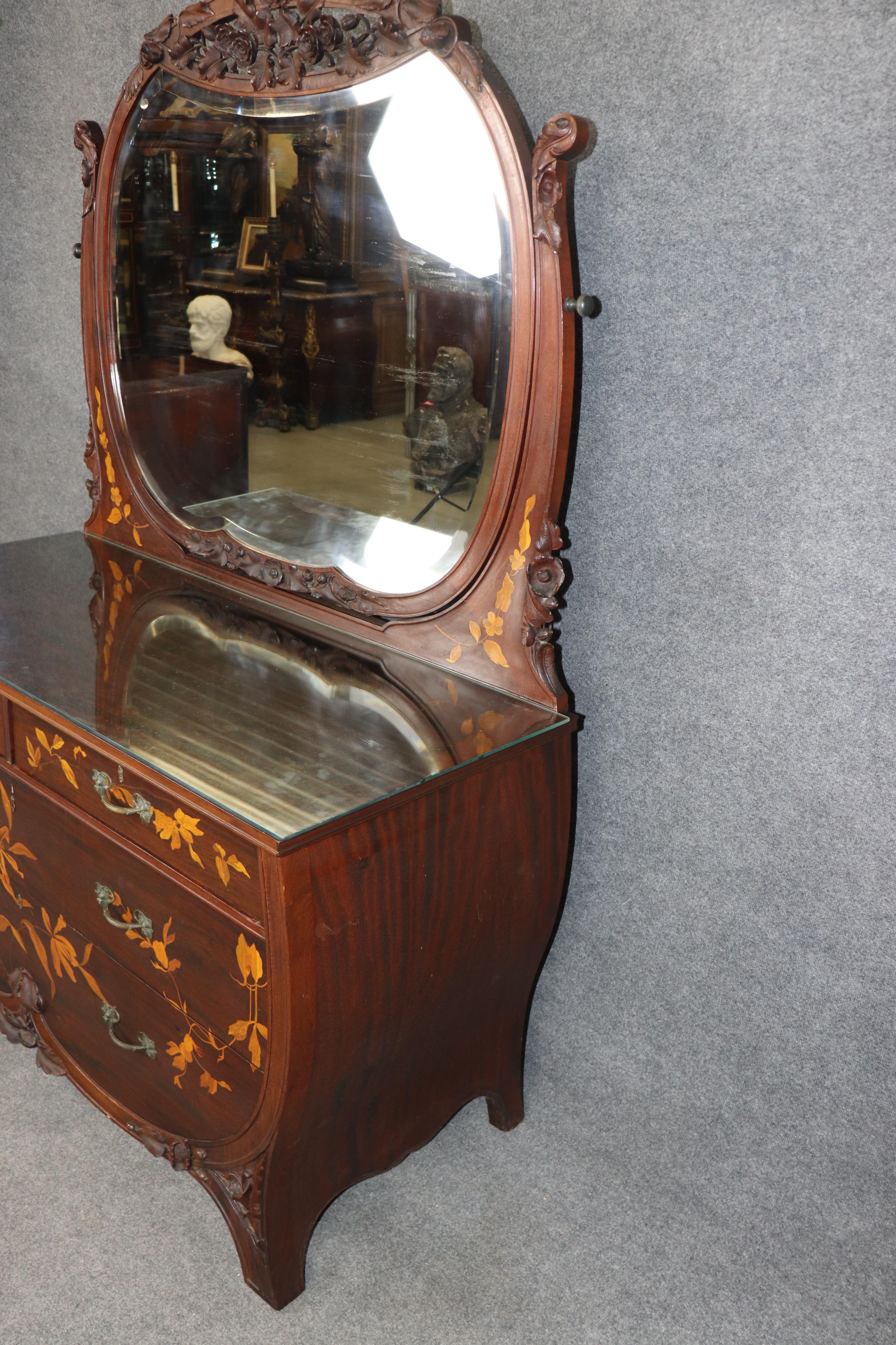 Français Commode Art Nouveau en noyer marqueté et satiné à la manière de Galle en vente