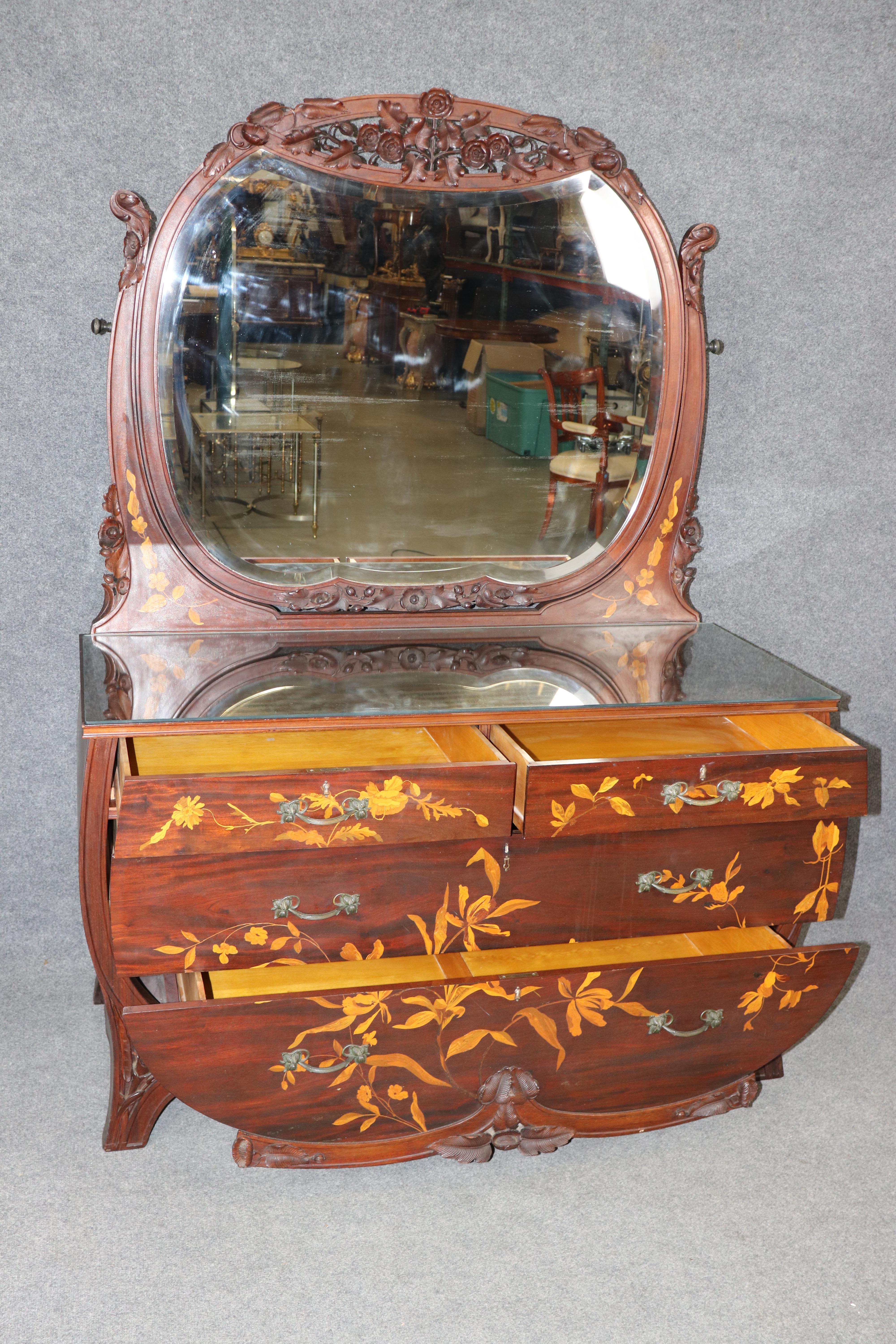 Commode Art Nouveau en noyer marqueté et satiné à la manière de Galle Bon état - En vente à Swedesboro, NJ