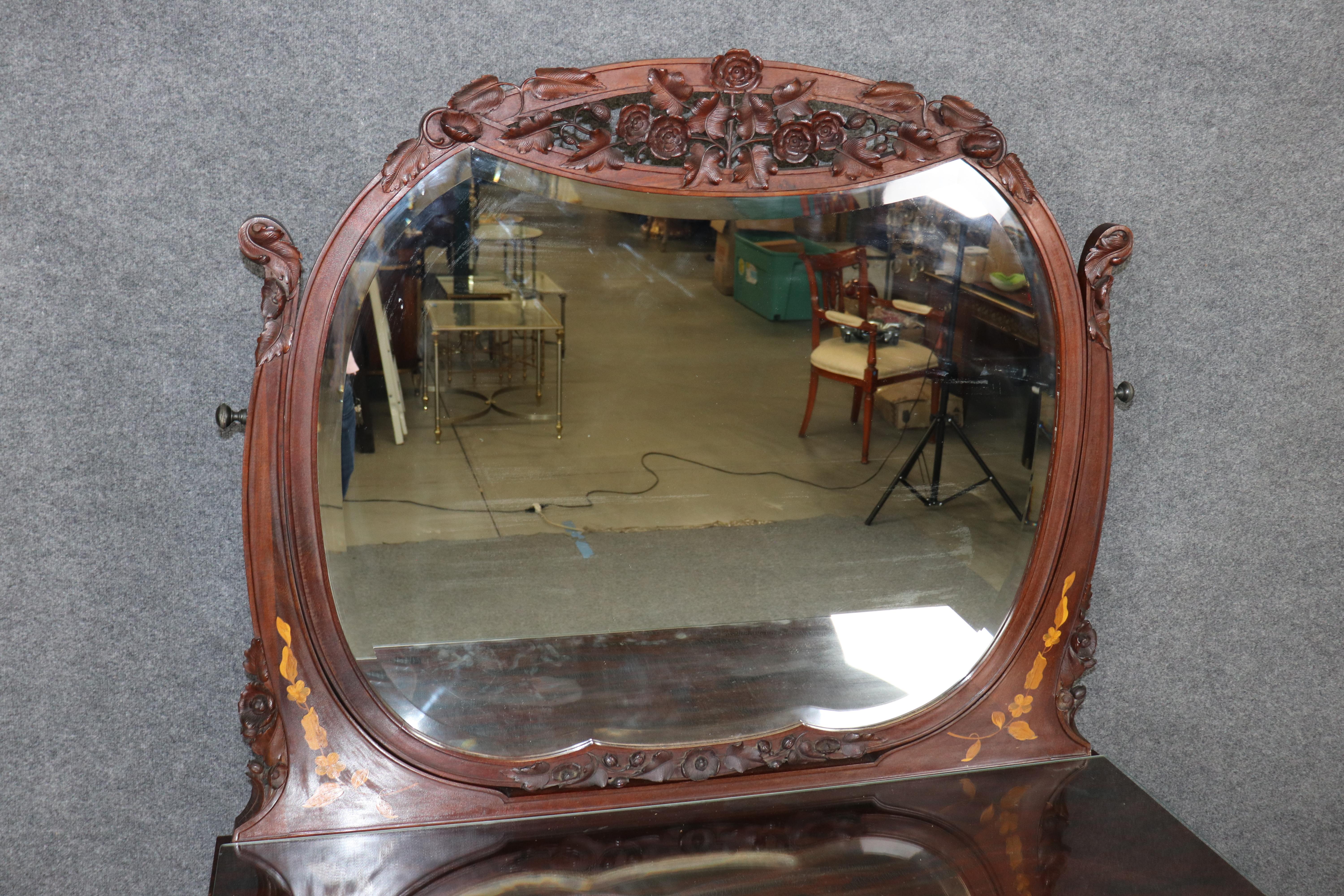 Milieu du XXe siècle Commode Art Nouveau en noyer marqueté et satiné à la manière de Galle en vente