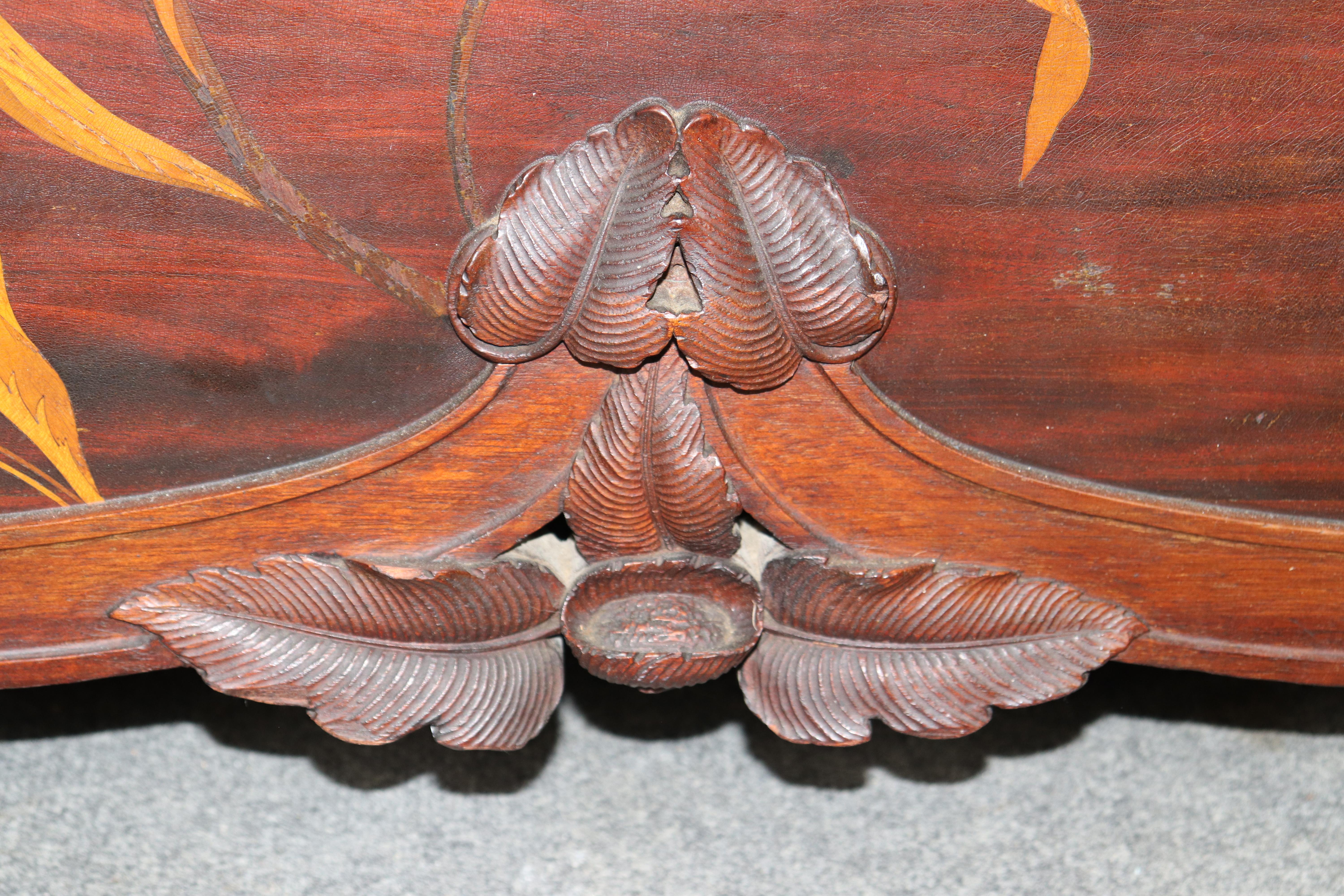 Commode Art Nouveau en noyer marqueté et satiné à la manière de Galle en vente 2