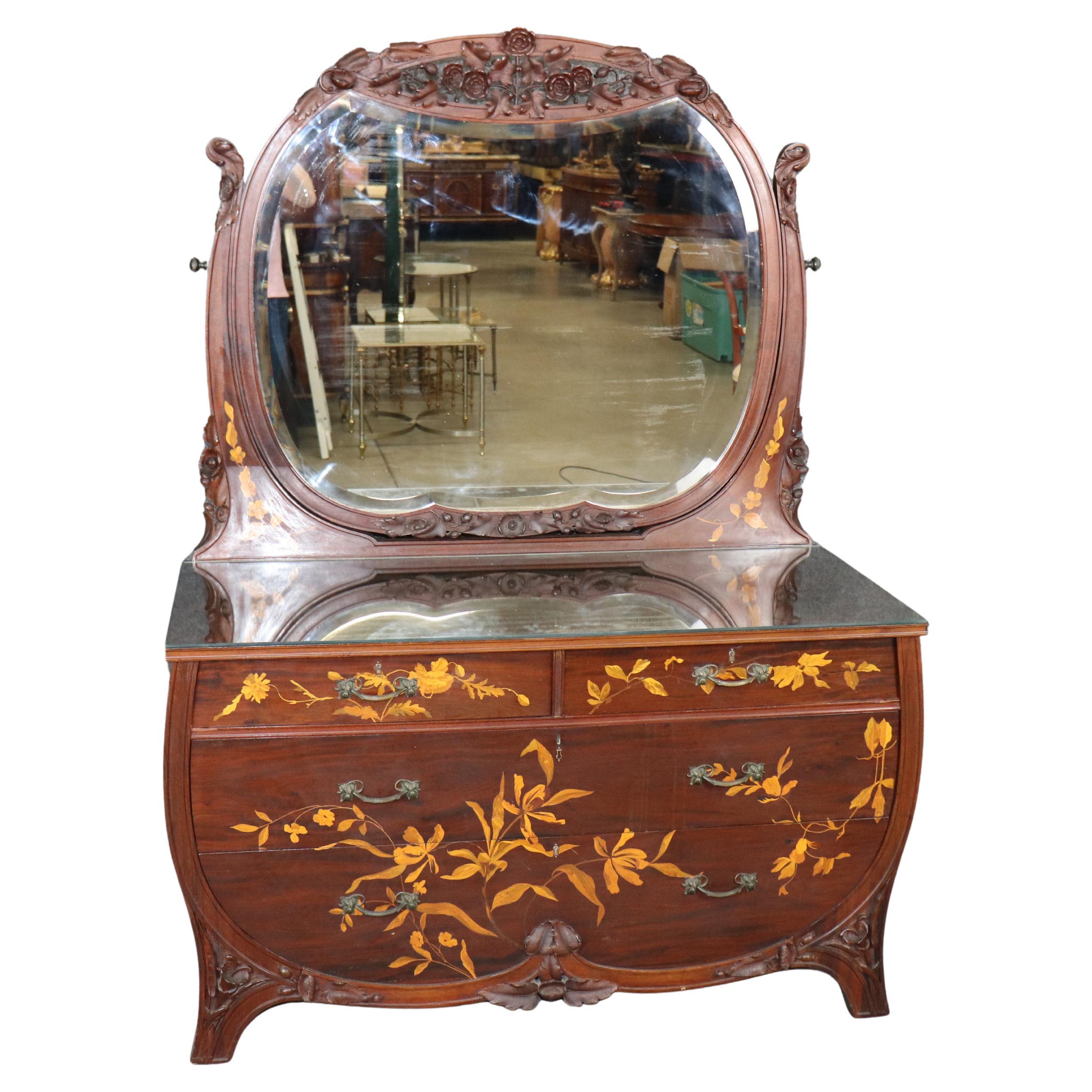 Pregiato comò francese in noce intarsiato in legno satinato Art Nouveau alla maniera di Galle