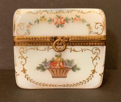 Boîte à bijoux française en verre opalin blanc et bronze doré peint à la main