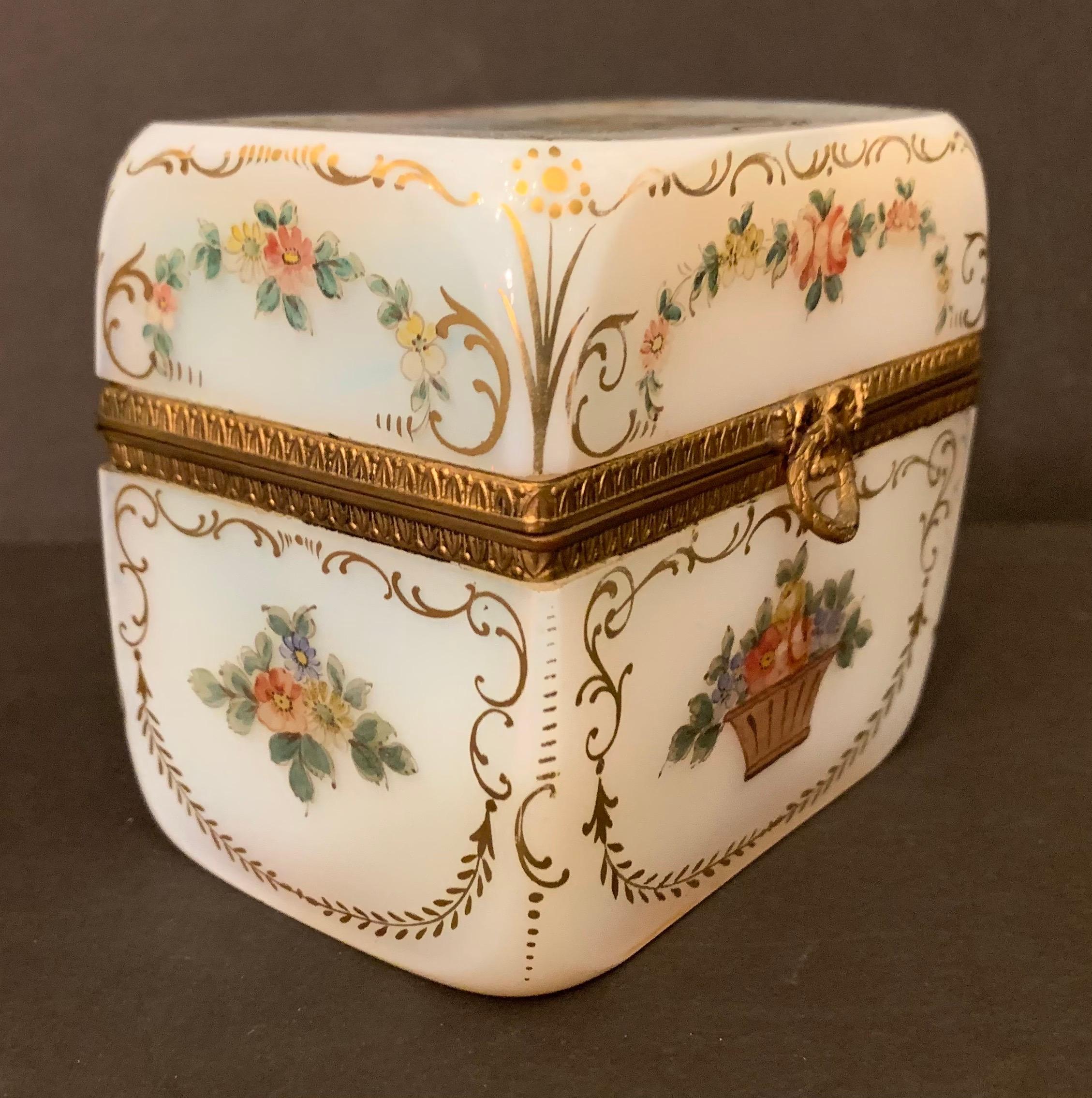Fine French White Opaline Glass Ormolu Bronze Hand Painted Jewelry Vanity Box In Good Condition In Roslyn, NY