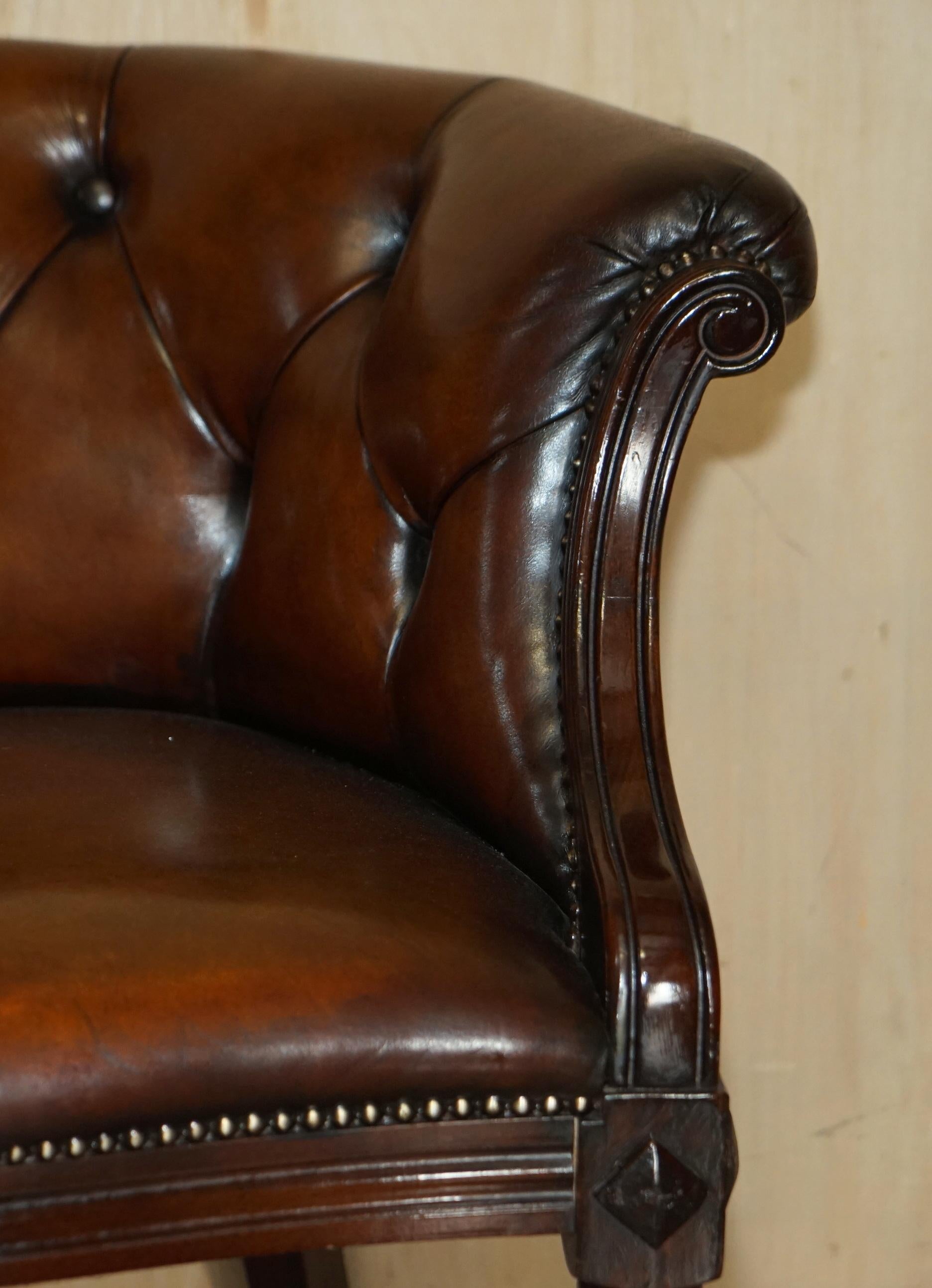 Fein vollständig restauriert Vintage Chesterfield getuftet Hand gefärbt Wanne Club Sessel (Leder)