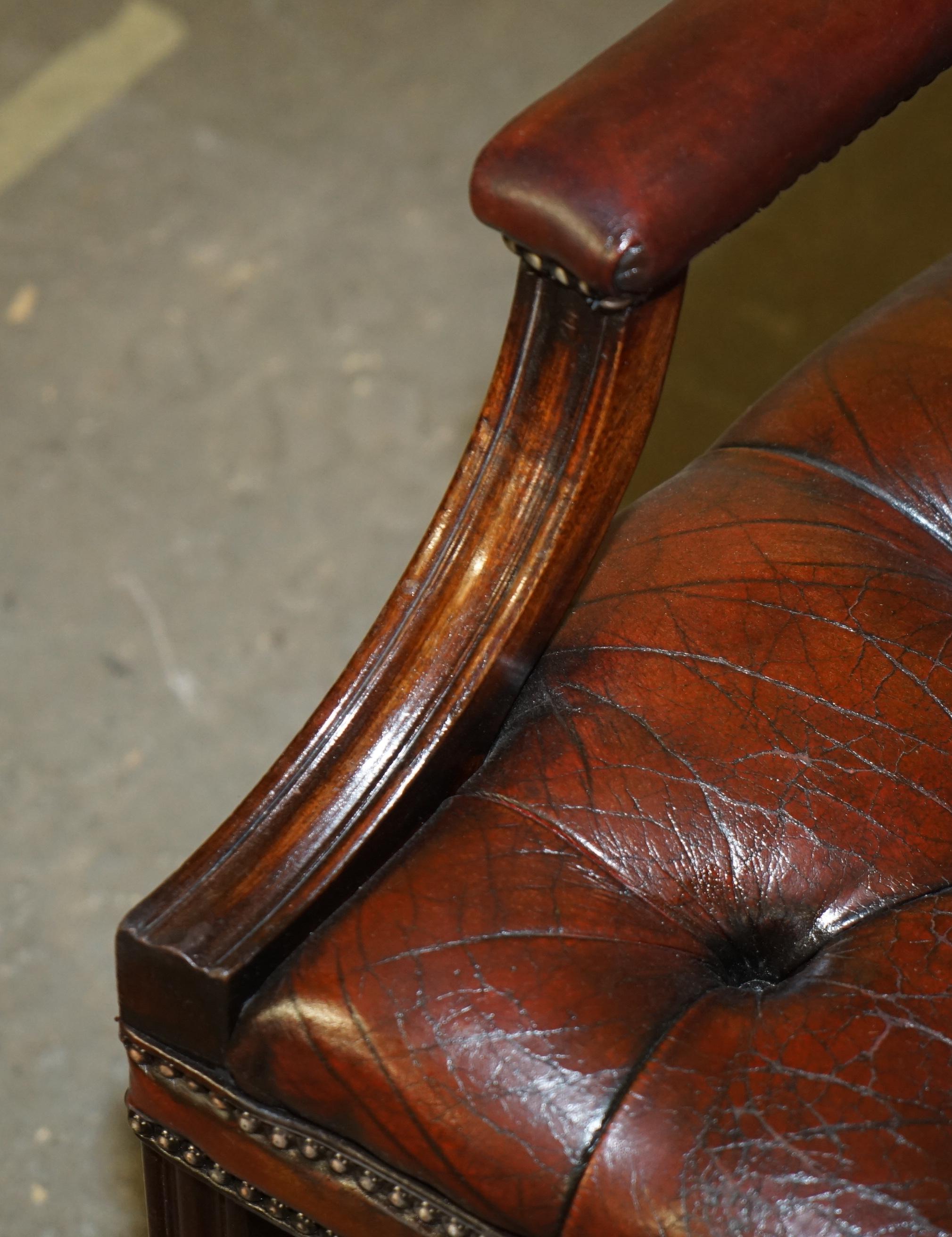 FINE FULLY RESTORED VINTAGE GEORGE II STYLE CHESTERFIELD TUFTED LEATHER ARMCHAiR For Sale 2