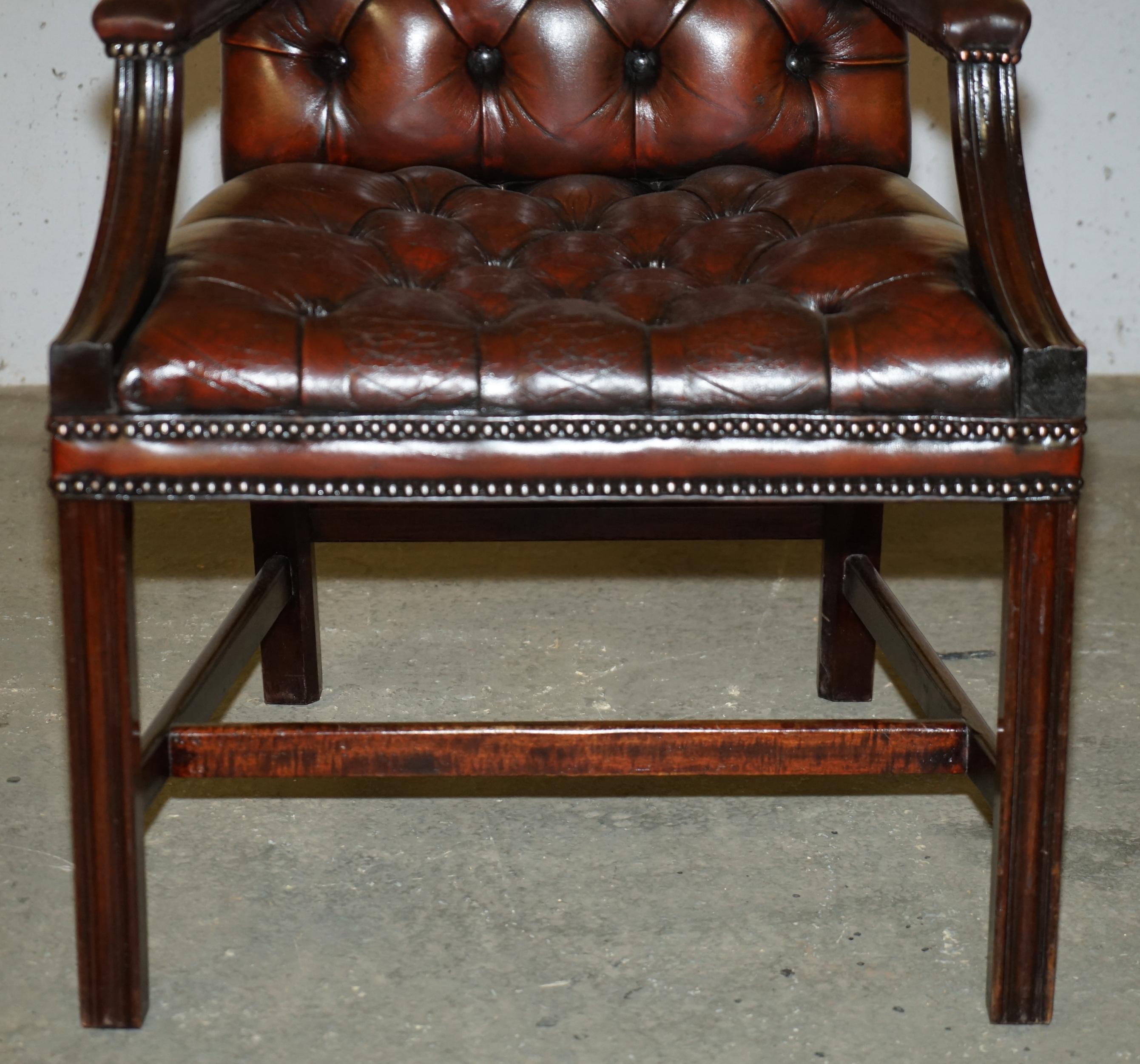 FINE FULLY RESTORED VINTAGE GEORGE II STYLE CHESTERFIELD TUFTED LEATHER ARMCHAiR For Sale 3