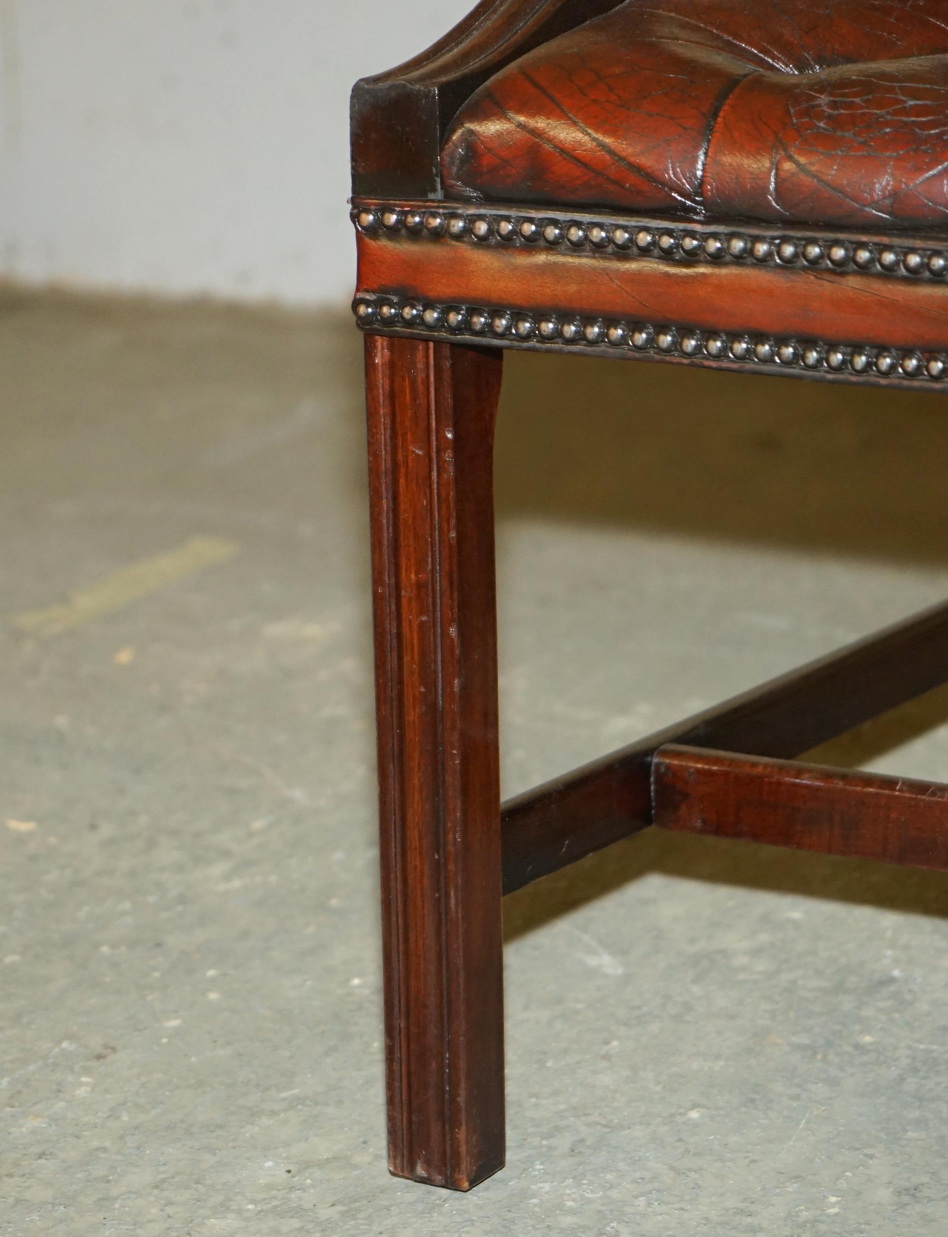 FINE FULLY RESTORED VINTAGE GEORGE II STYLE CHESTERFIELD TUFTED LEATHER ARMCHAiR For Sale 4