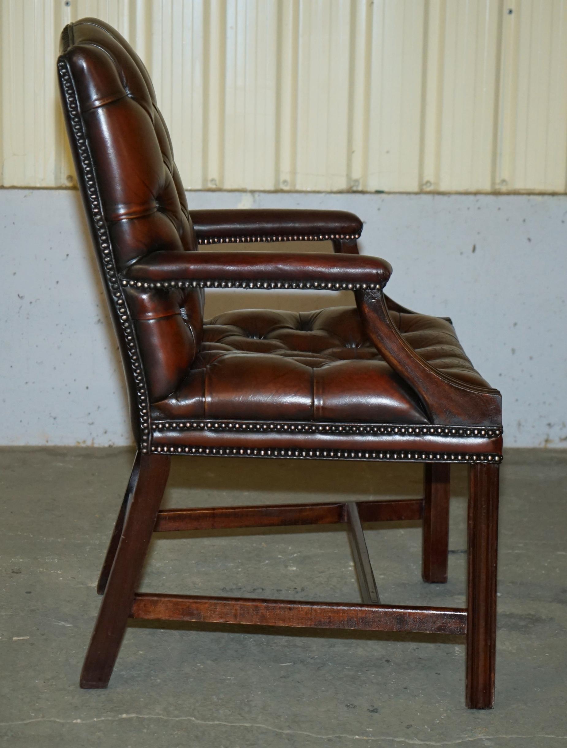 FINE FULLY RESTORED VINTAGE GEORGE II STYLE CHESTERFIELD TUFTED LEATHER ARMCHAiR For Sale 5