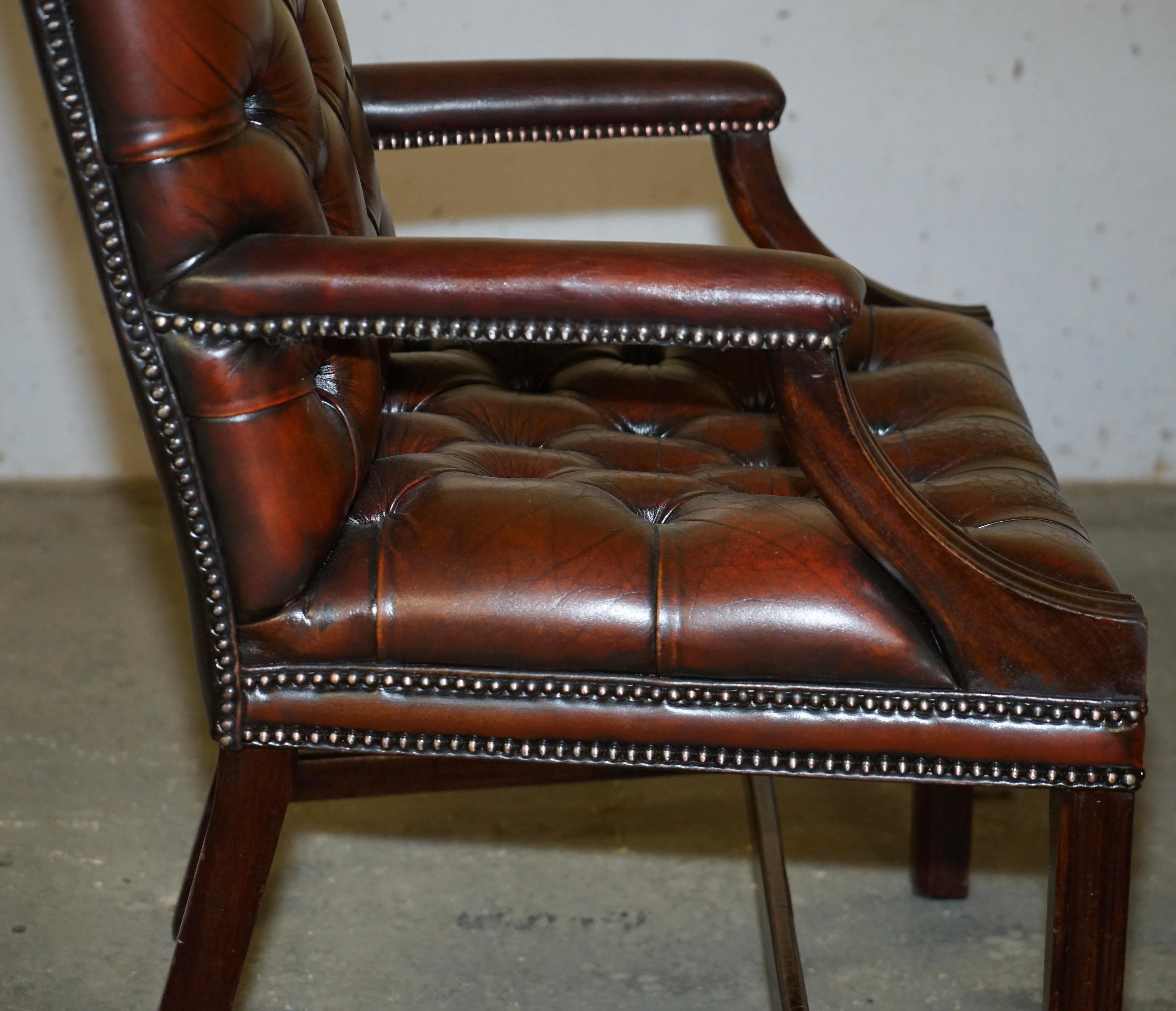 FINE FULLY RESTORED VINTAGE GEORGE II STYLE CHESTERFIELD TUFTED LEATHER ARMCHAiR For Sale 6