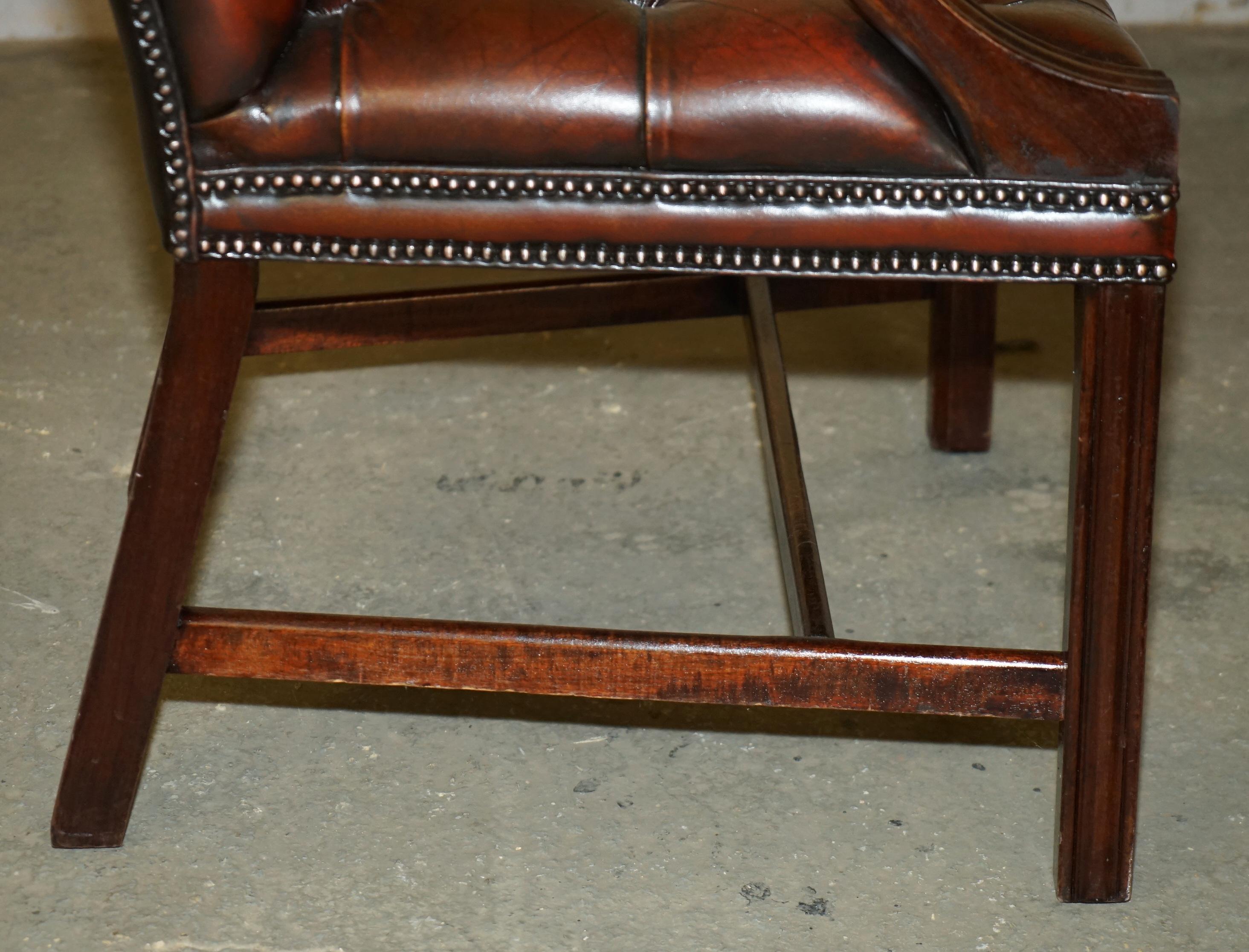 FINE FULLY RESTORED VINTAGE GEORGE II STYLE CHESTERFIELD TUFTED LEATHER ARMCHAiR For Sale 7