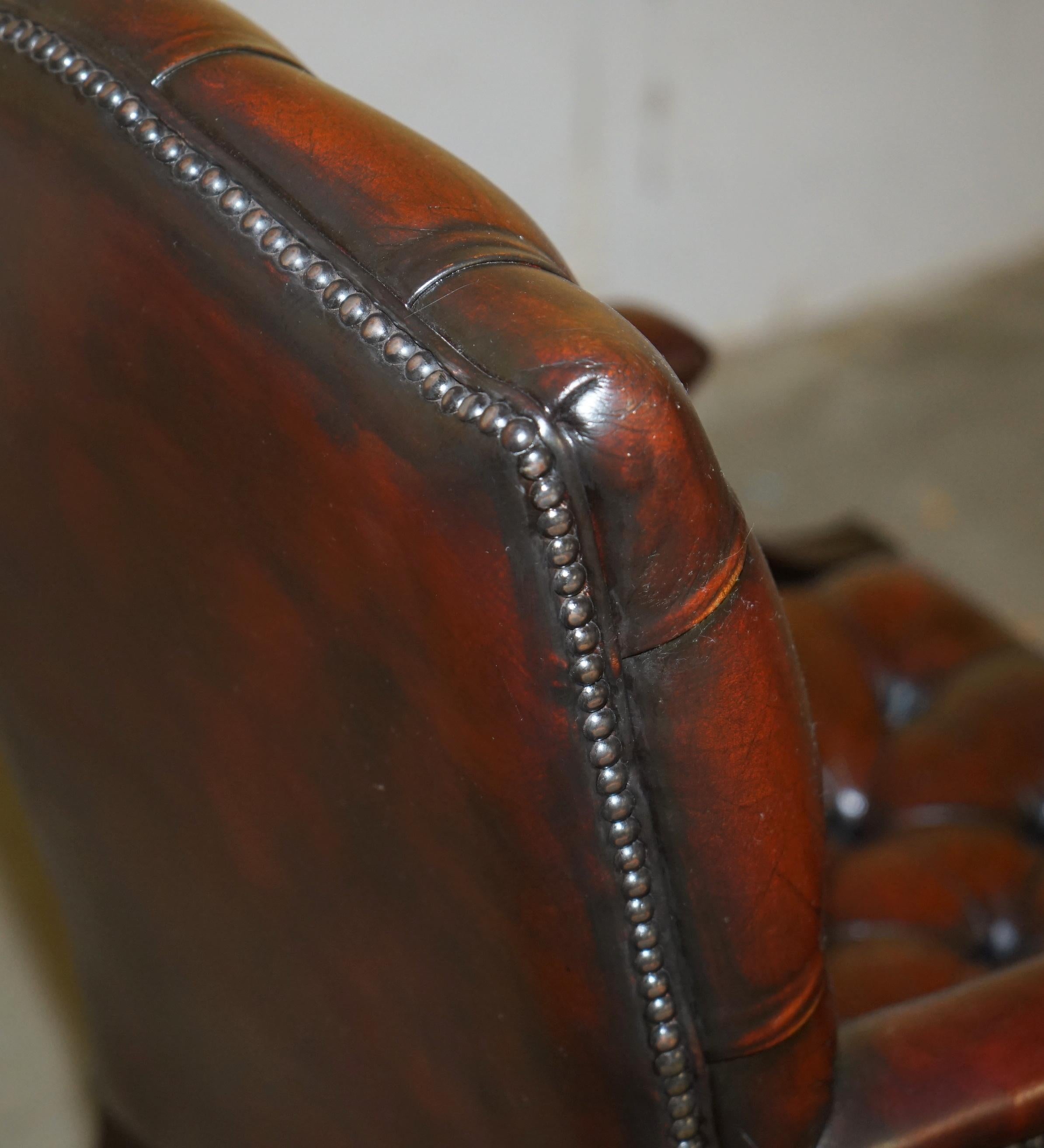 FINE FULLY RESTORED VINTAGE GEORGE II STYLE CHESTERFIELD TUFTED LEATHER ARMCHAiR For Sale 8