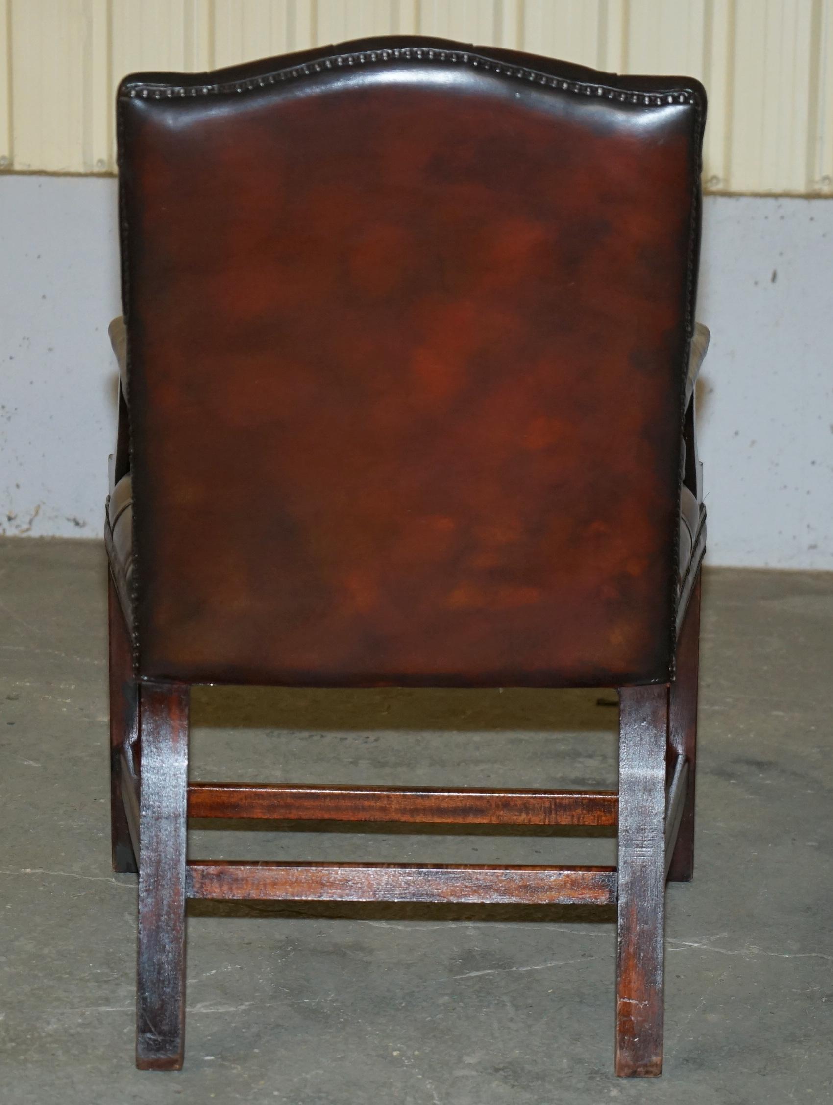 FINE FULLY RESTORED VINTAGE GEORGE II STYLE CHESTERFIELD TUFTED LEATHER ARMCHAiR For Sale 9