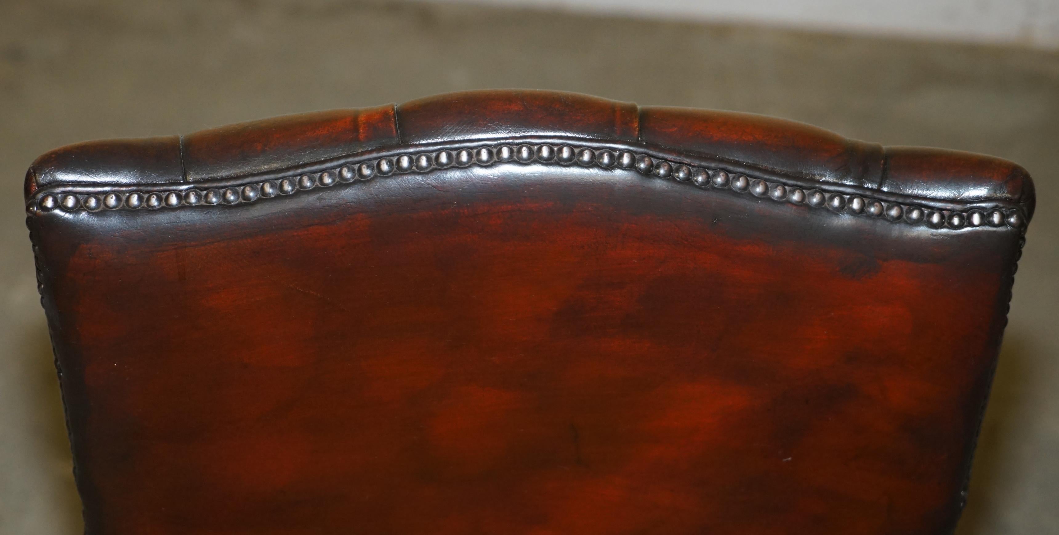 FINE FULLY RESTORED VINTAGE GEORGE II STYLE CHESTERFIELD TUFTED LEATHER ARMCHAiR For Sale 10
