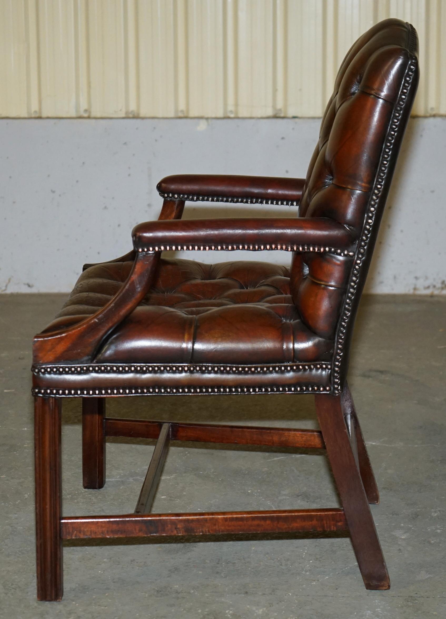 FINE FULLY RESTORED VINTAGE GEORGE II STYLE CHESTERFIELD TUFTED LEATHER ARMCHAiR For Sale 11