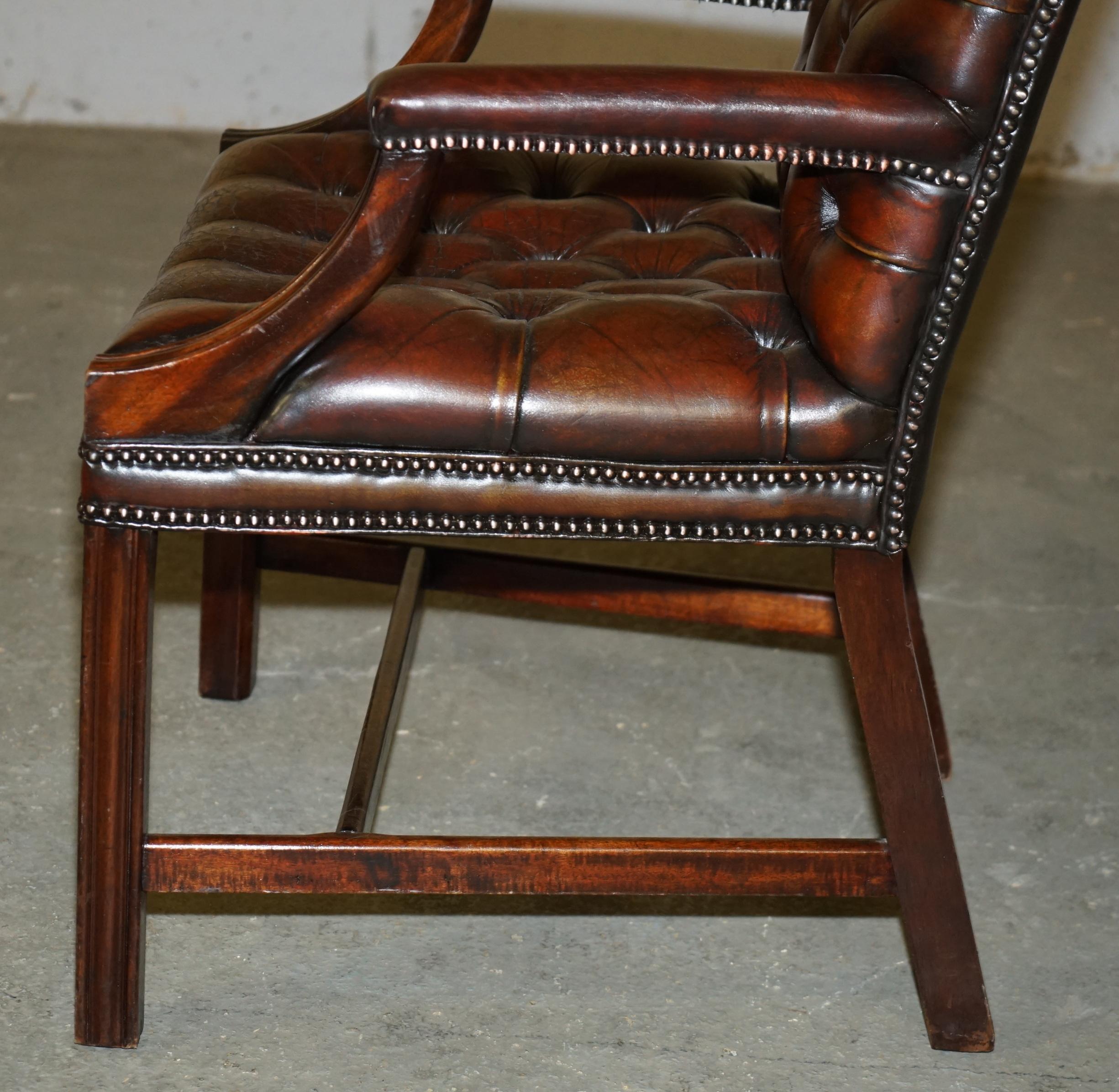 FINE FULLY RESTORED VINTAGE GEORGE II STYLE CHESTERFIELD TUFTED LEATHER ARMCHAiR For Sale 12