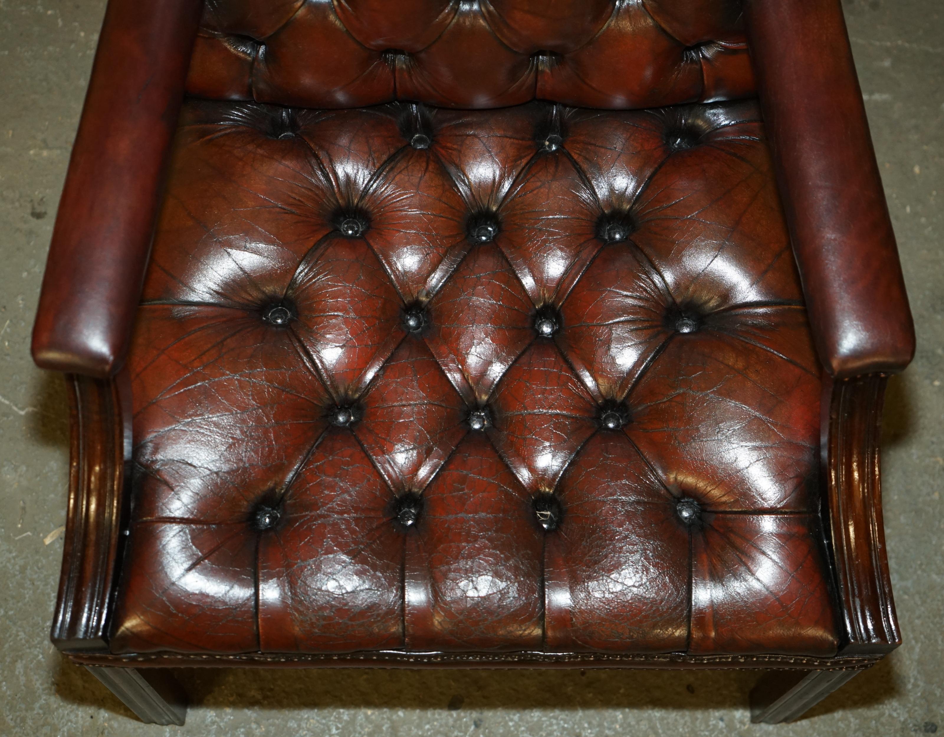 FINE FULLY RESTORED VINTAGE GEORGE II STYLE CHESTERFIELD TUFTED LEATHER ARMCHAiR In Good Condition For Sale In West Sussex, Pulborough