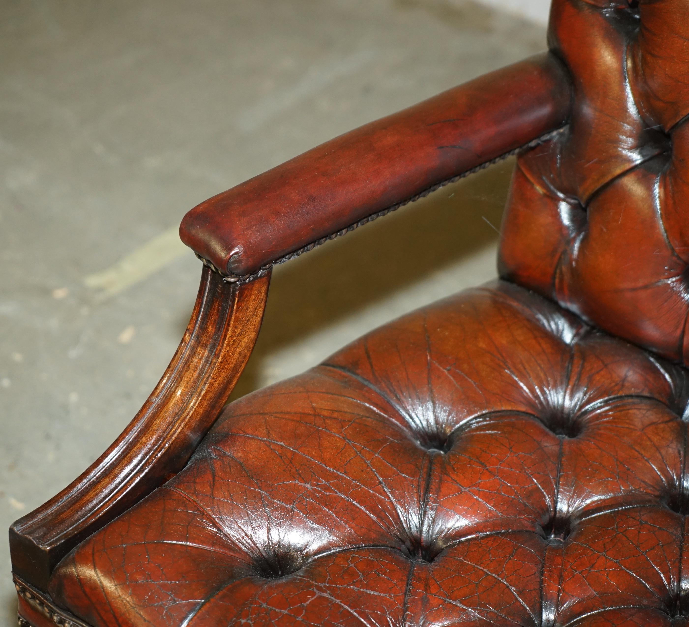 FINE FULLY RESTORED VINTAGE GEORGE II STYLE CHESTERFIELD TUFTED LEATHER ARMCHAiR For Sale 1