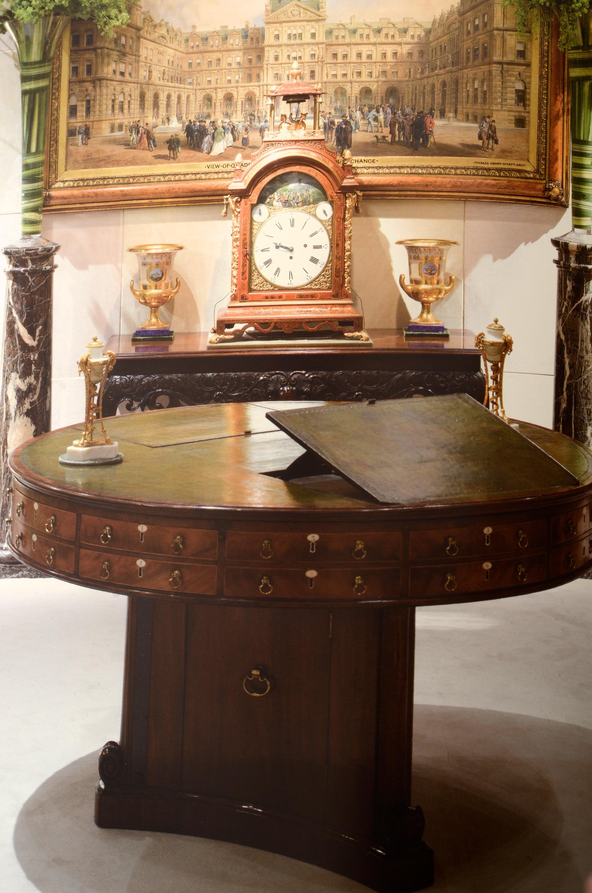 Fine Furniture A Timeline in Woods par Mallett & Son Antiques, 1st Ed Excellent état - En vente à valatie, NY