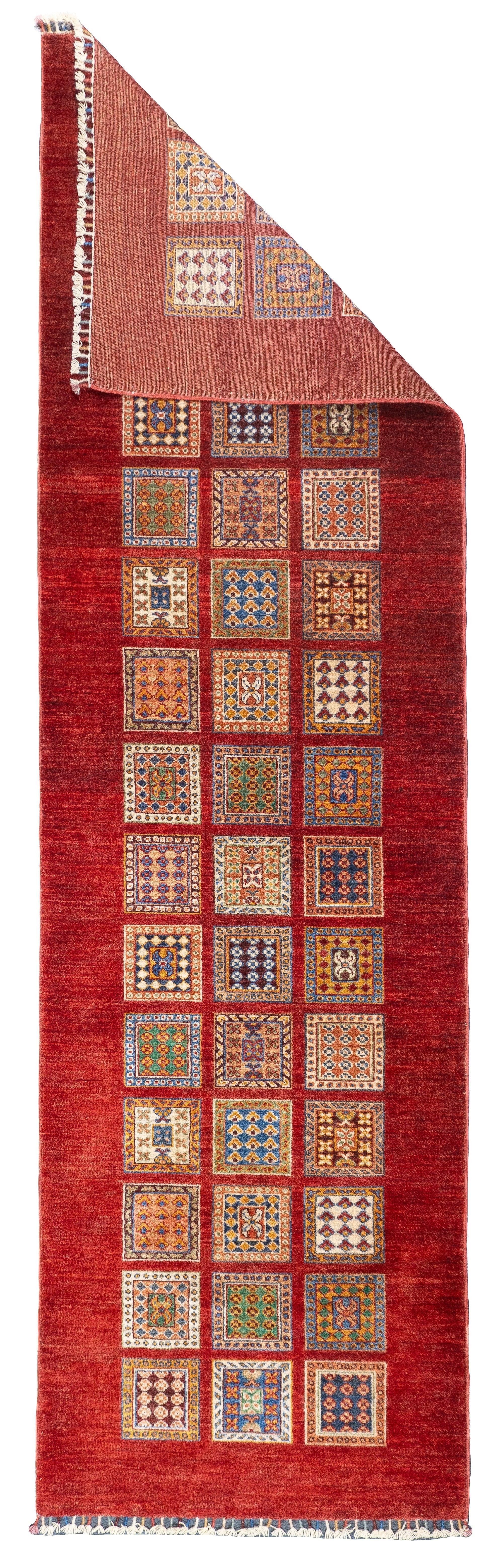Feine Gabbeh Wool Long Rug 2'10'' x 9'10''. Wollflorteppiche, in der Regel in Streuformaten, gewebt von den Gaschghai-Stämmen im Südwesten Persiens (Provinz Fars), in mäßiger Knüpfung, klaren Geometrien und schattenlosen Farben. Ab etwa 1900. Jetzt