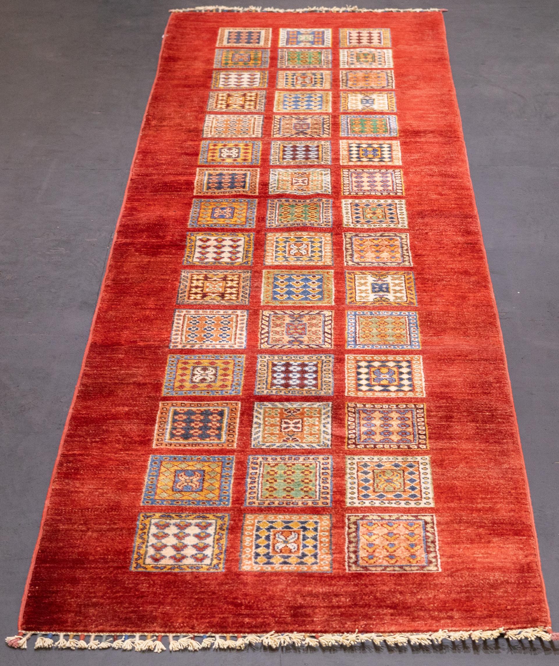 Langer Gabbeh-Wollteppich 2'10'' x 9'10'' (21. Jahrhundert und zeitgenössisch) im Angebot