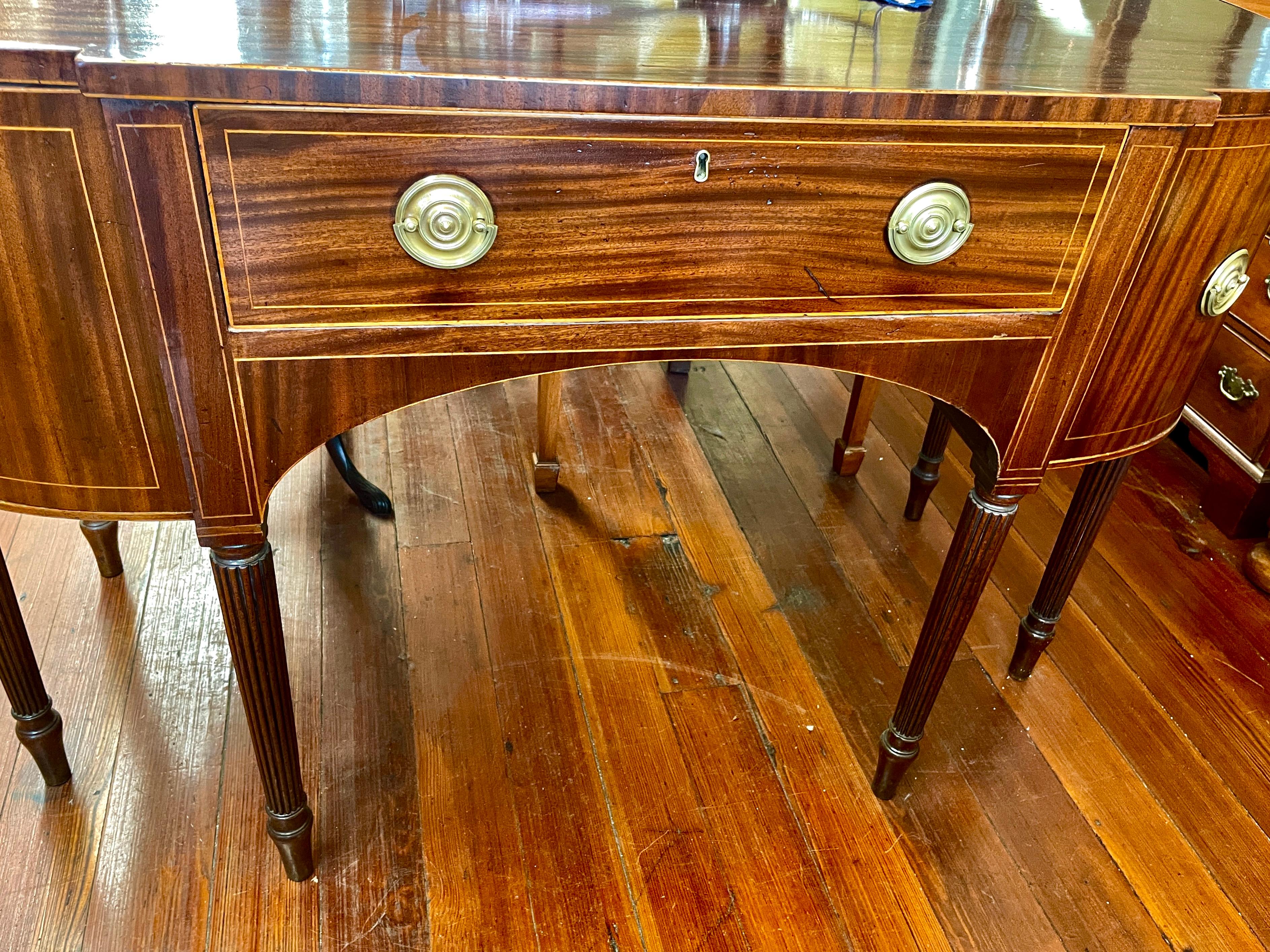 Fine Geo. III English figured mahogany Hepplewhite style bowfront sideboard In Good Condition For Sale In CHARLESTON, SC