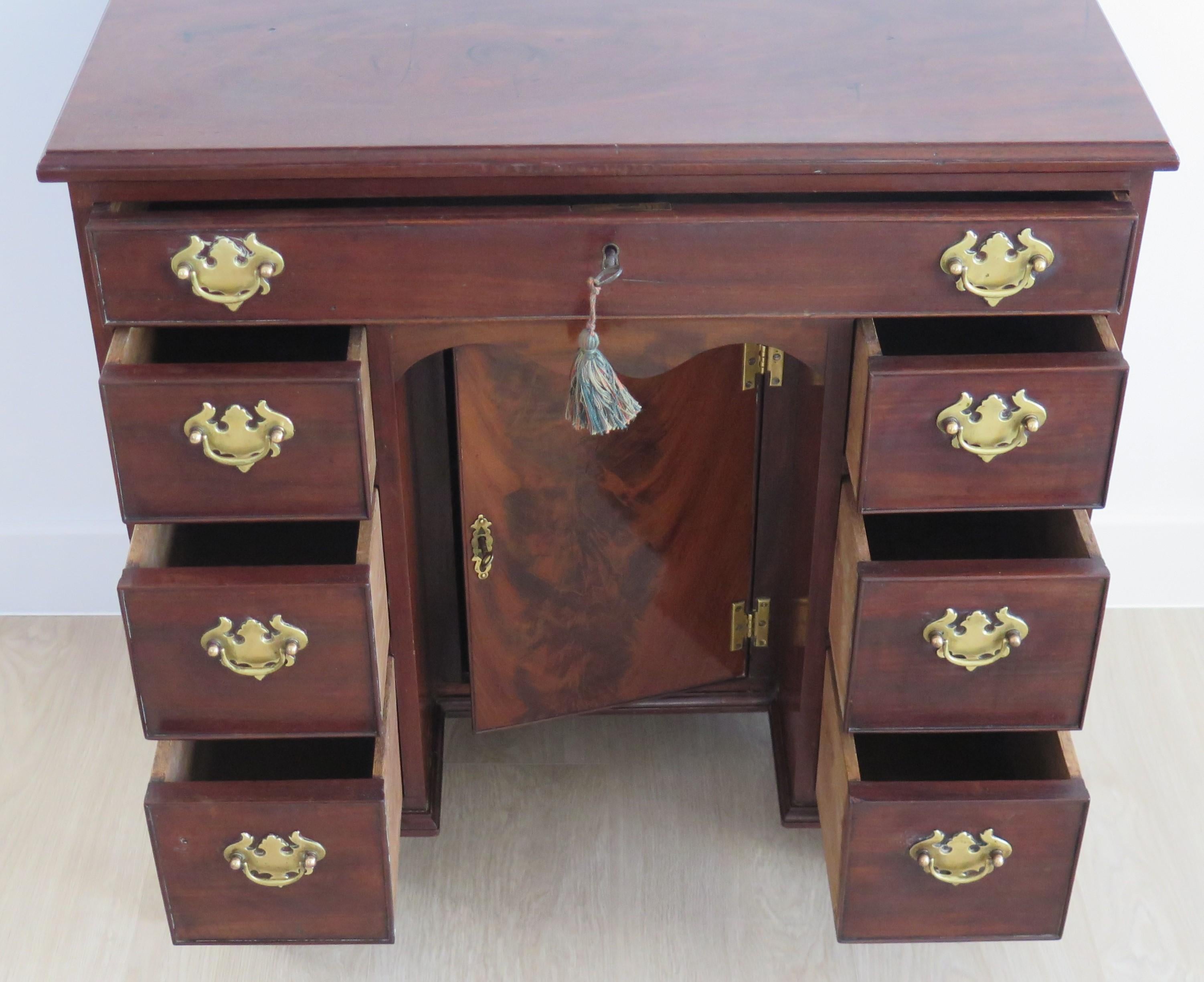 George 11nd small Kneehole Desk in Mahogany, English Circa 1745 For Sale 4