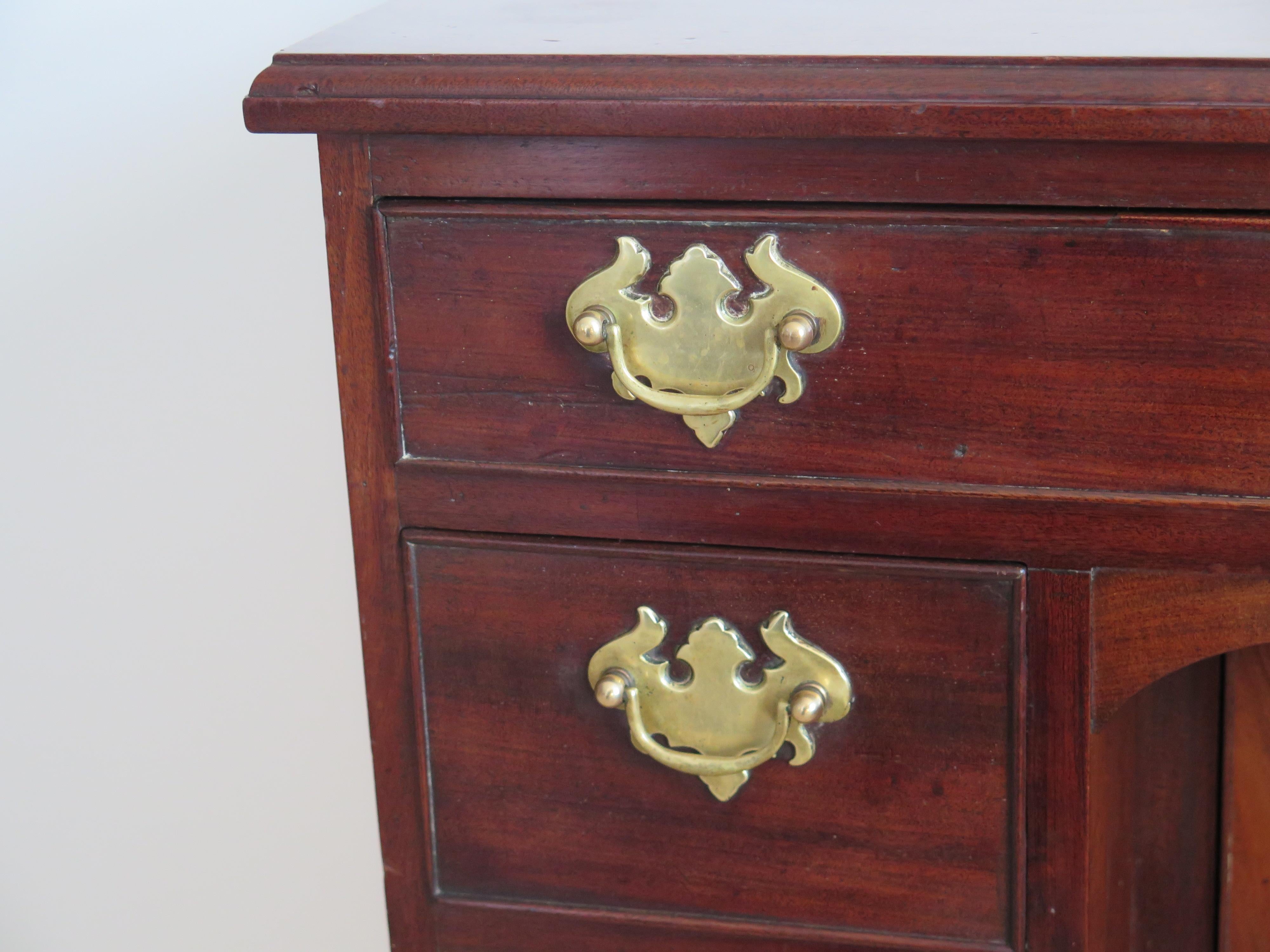 George 11nd small Kneehole Desk in Mahogany, English Circa 1745 For Sale 10