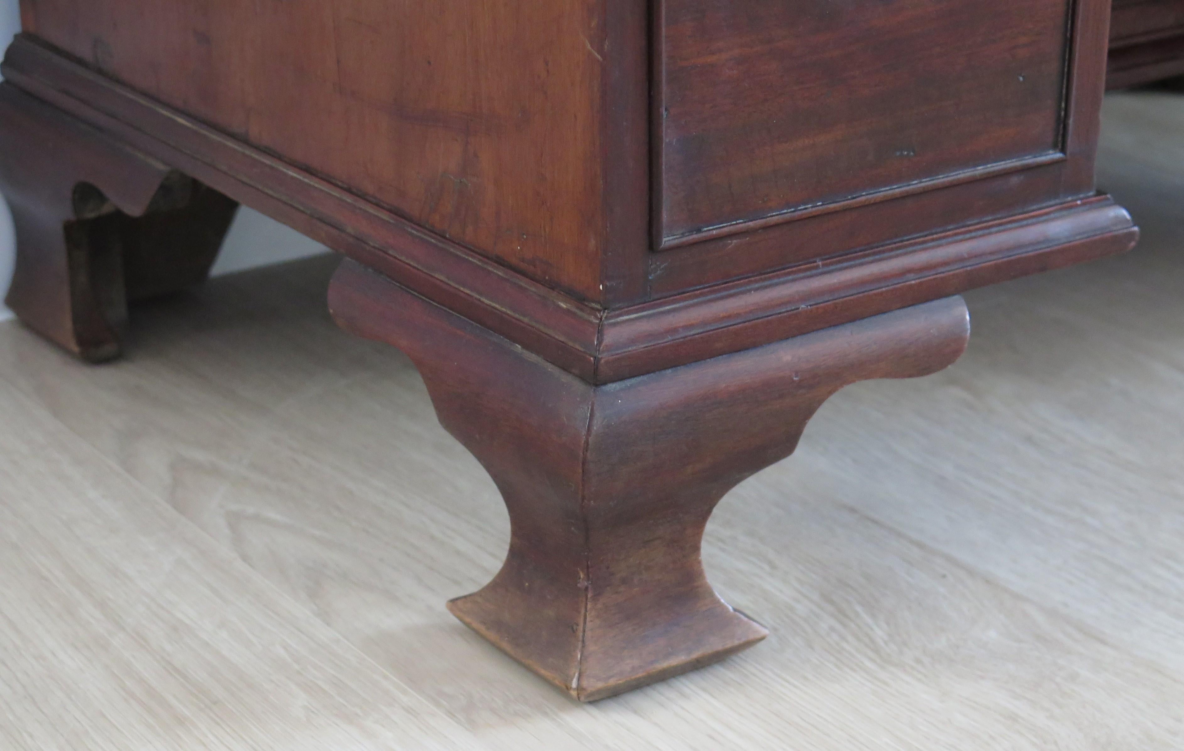 George 11nd small Kneehole Desk in Mahogany, English Circa 1745 For Sale 11