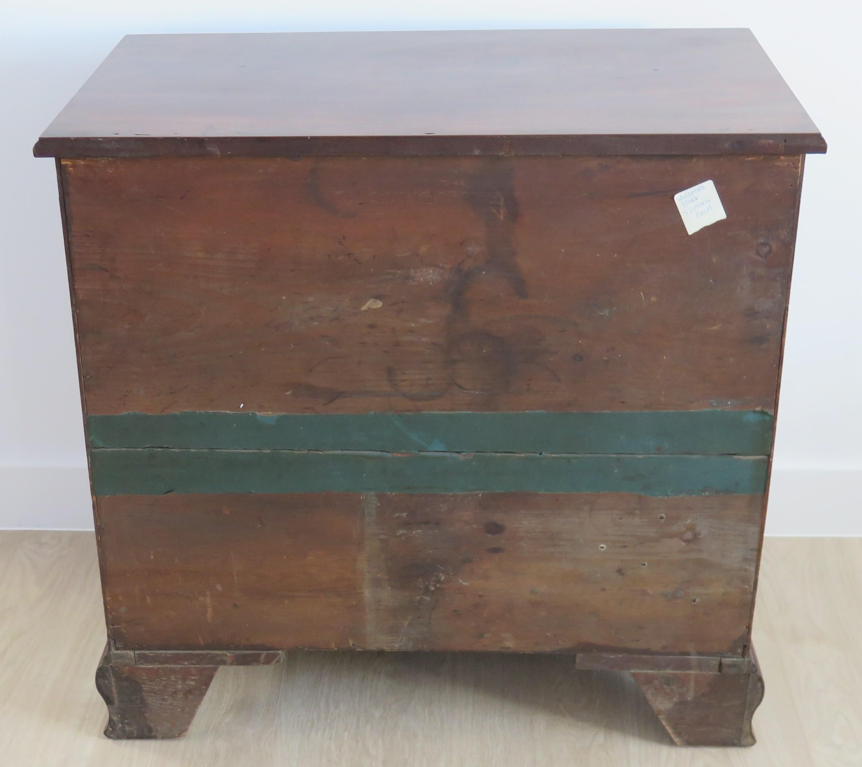 George 11nd small Kneehole Desk in Mahogany, English Circa 1745 For Sale 12