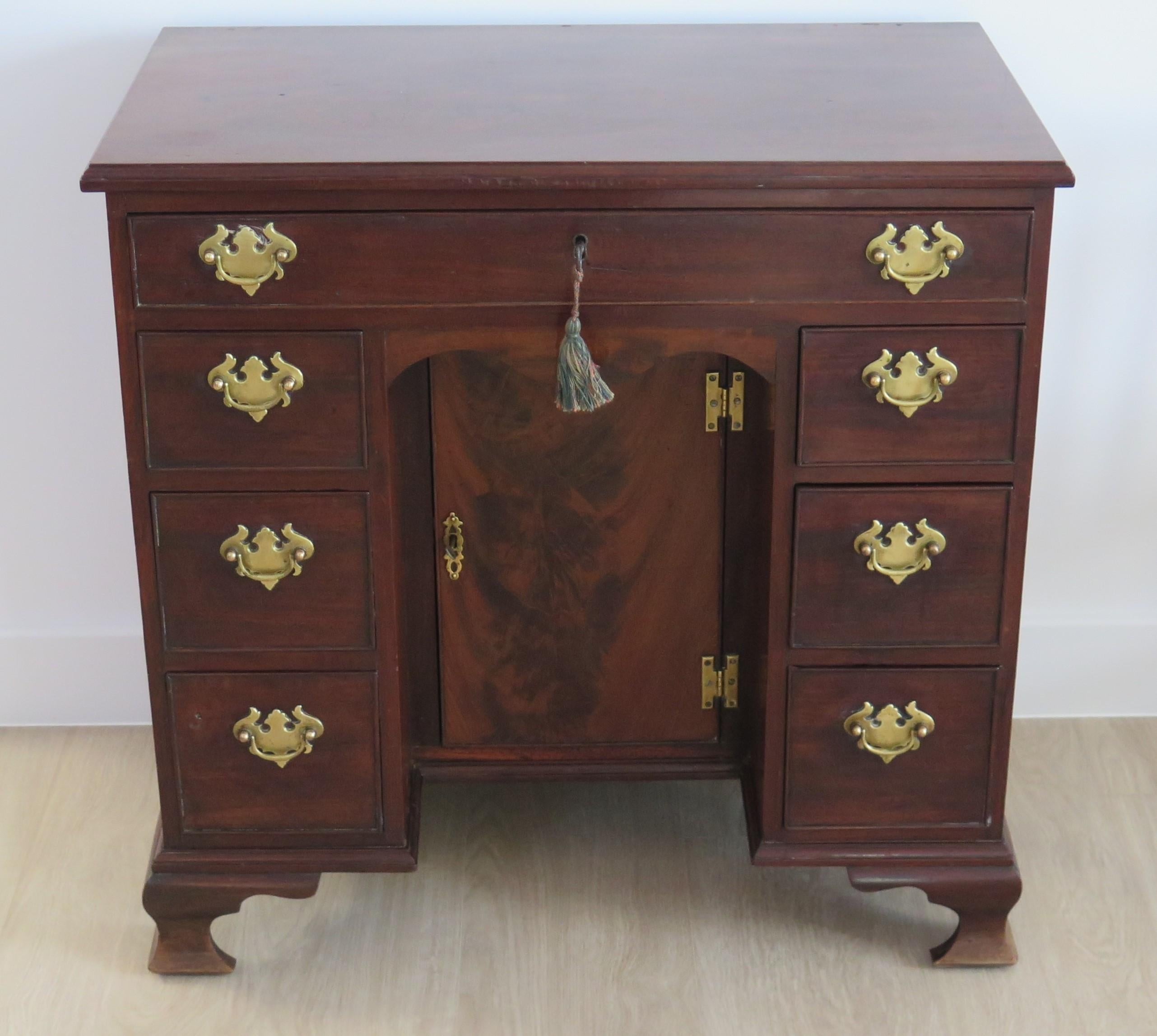 This is a fine original antique kneehole desk or dressing table from the mid-18th century, thought to have the provenance of being part of the estate of Sandford Park, a listed country house in Oxfordshire.

A very useful piece for upstairs or