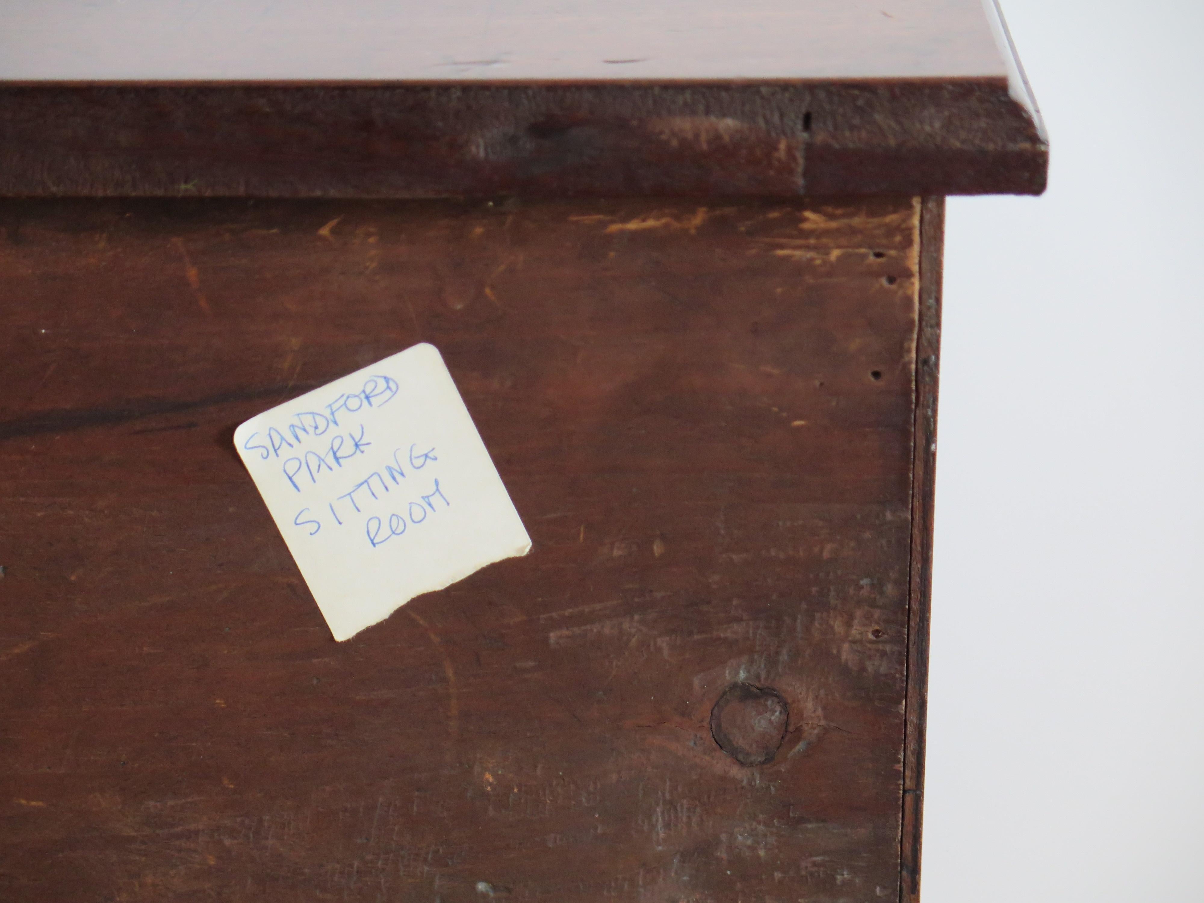Kleiner Knieloch-Schreibtisch aus Mahagoni im George- 11. Jahrhundert, englisch um 1745 im Angebot 12