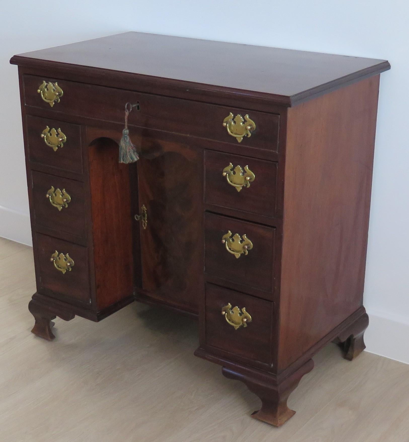 Hand-Crafted George 11nd small Kneehole Desk in Mahogany, English Circa 1745 For Sale