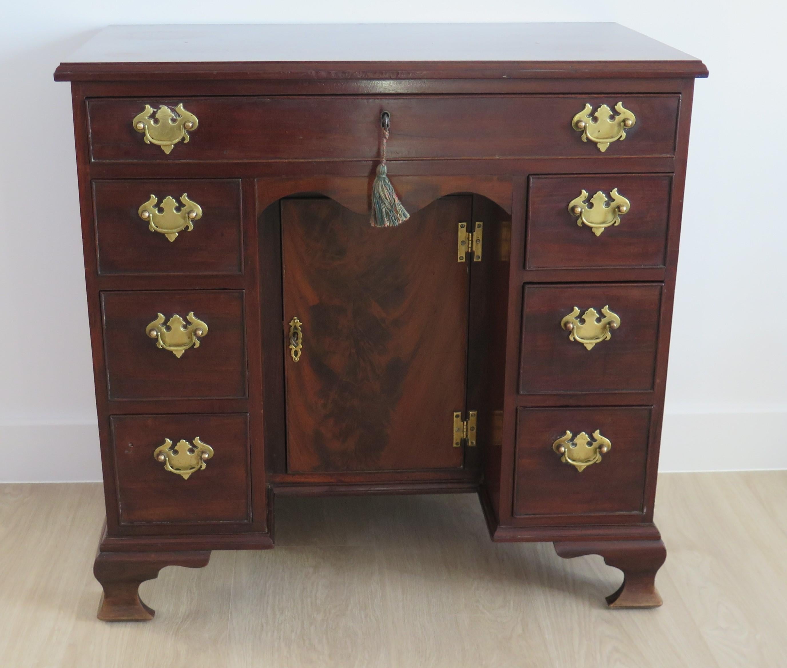 George 11nd small Kneehole Desk in Mahogany, English Circa 1745 In Good Condition For Sale In Lincoln, Lincolnshire