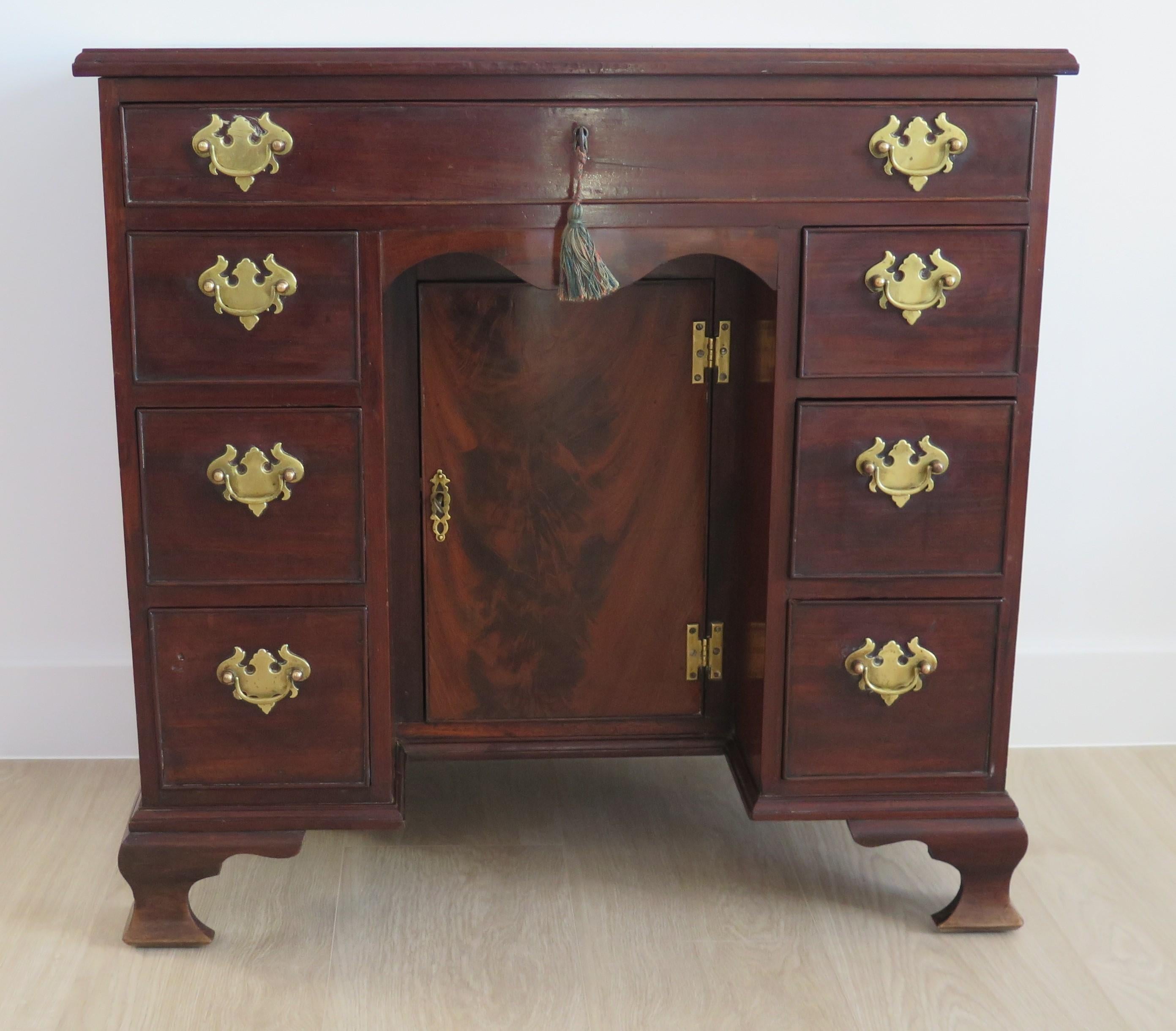 18th Century George 11nd small Kneehole Desk in Mahogany, English Circa 1745 For Sale