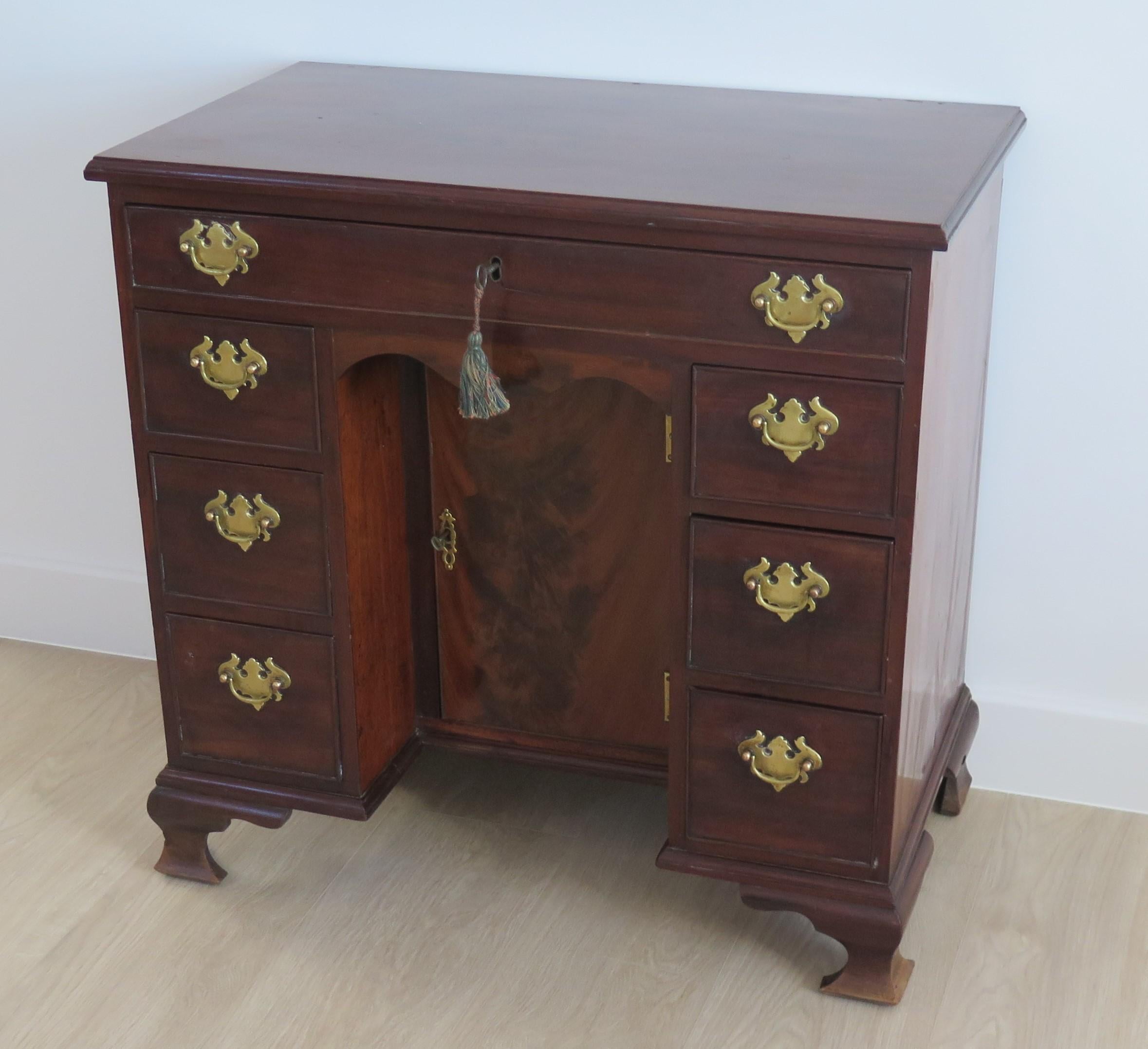 George 11nd small Kneehole Desk in Mahogany, English Circa 1745 For Sale 1