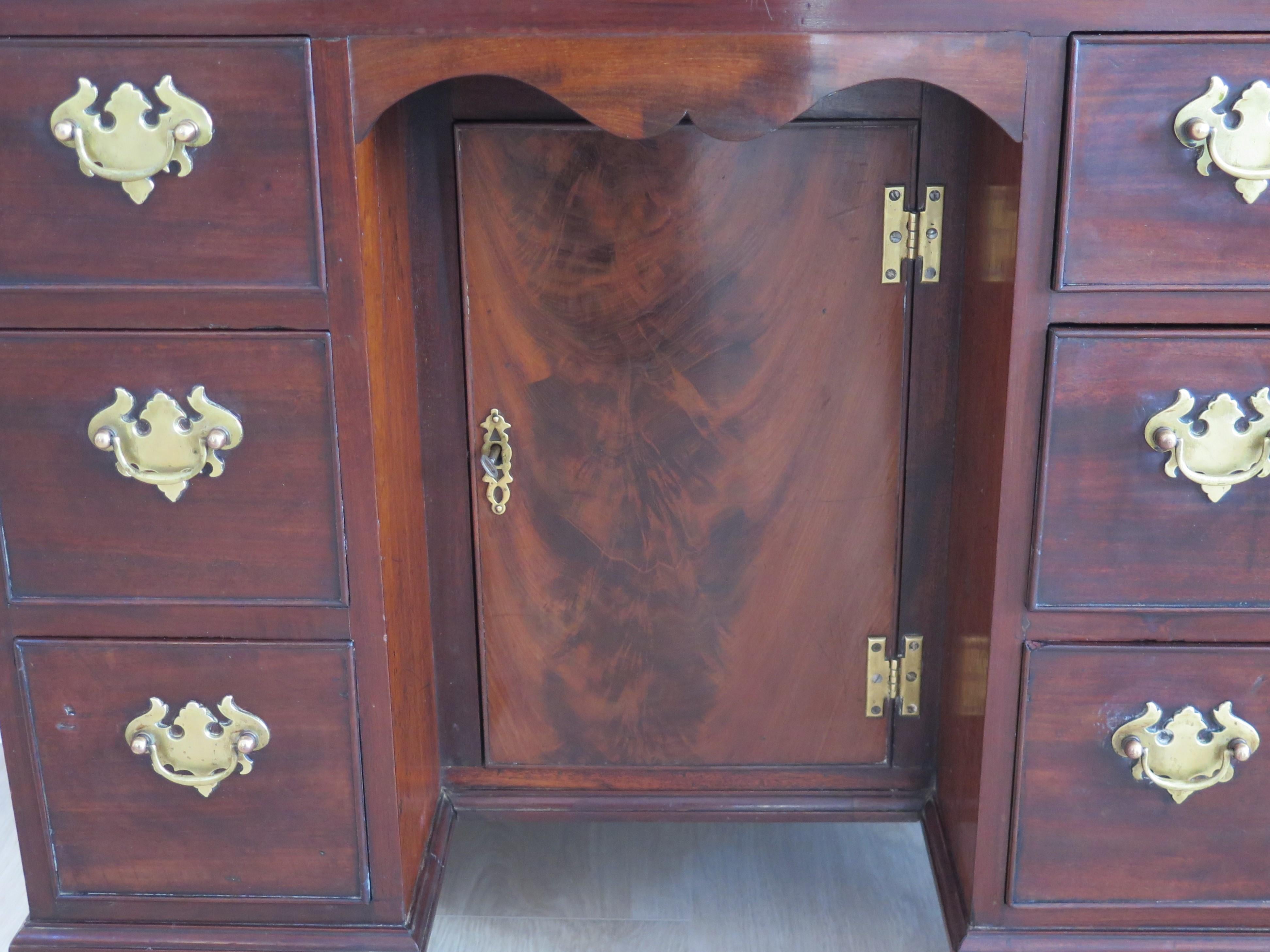 George 11nd small Kneehole Desk in Mahogany, English Circa 1745 For Sale 2