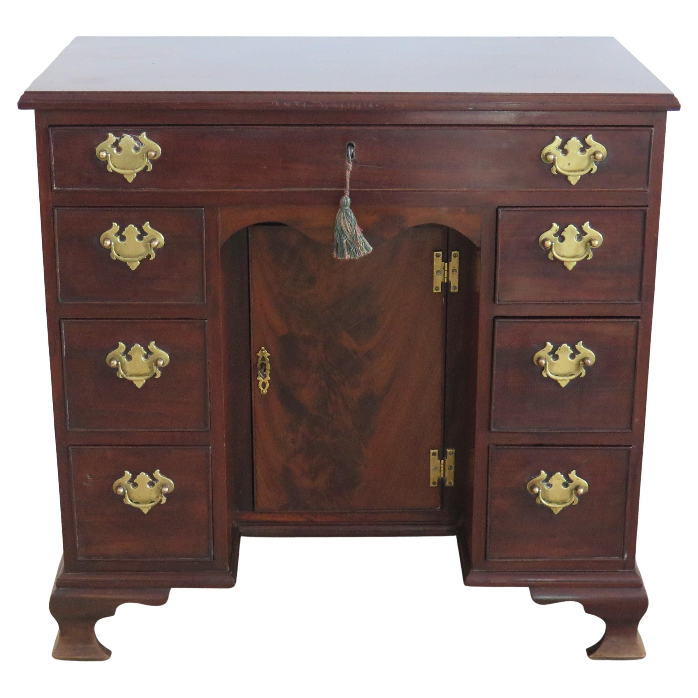 Petit bureau George 11nd en acajou, anglais, datant d'environ 1745 en vente