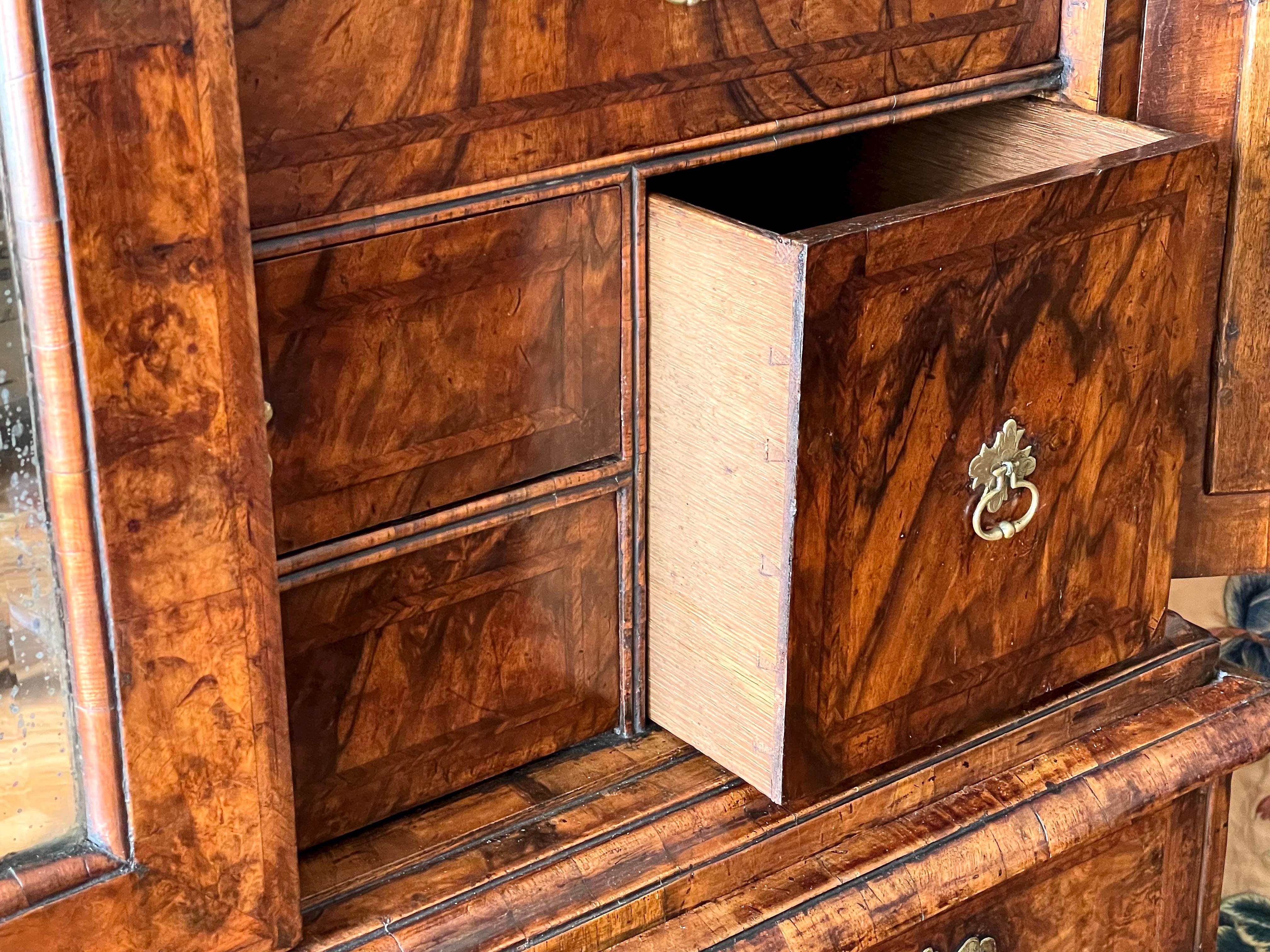 Très belle armoire à secret en ronce de noyer ancienne et ancienne George I en vente 6