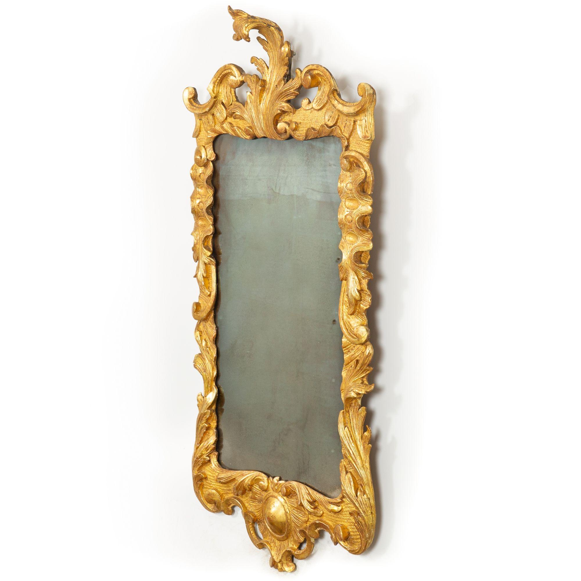 Britannique Miroir mural en bois doré sculpté George II, anglais ou écossais vers 1750 en vente