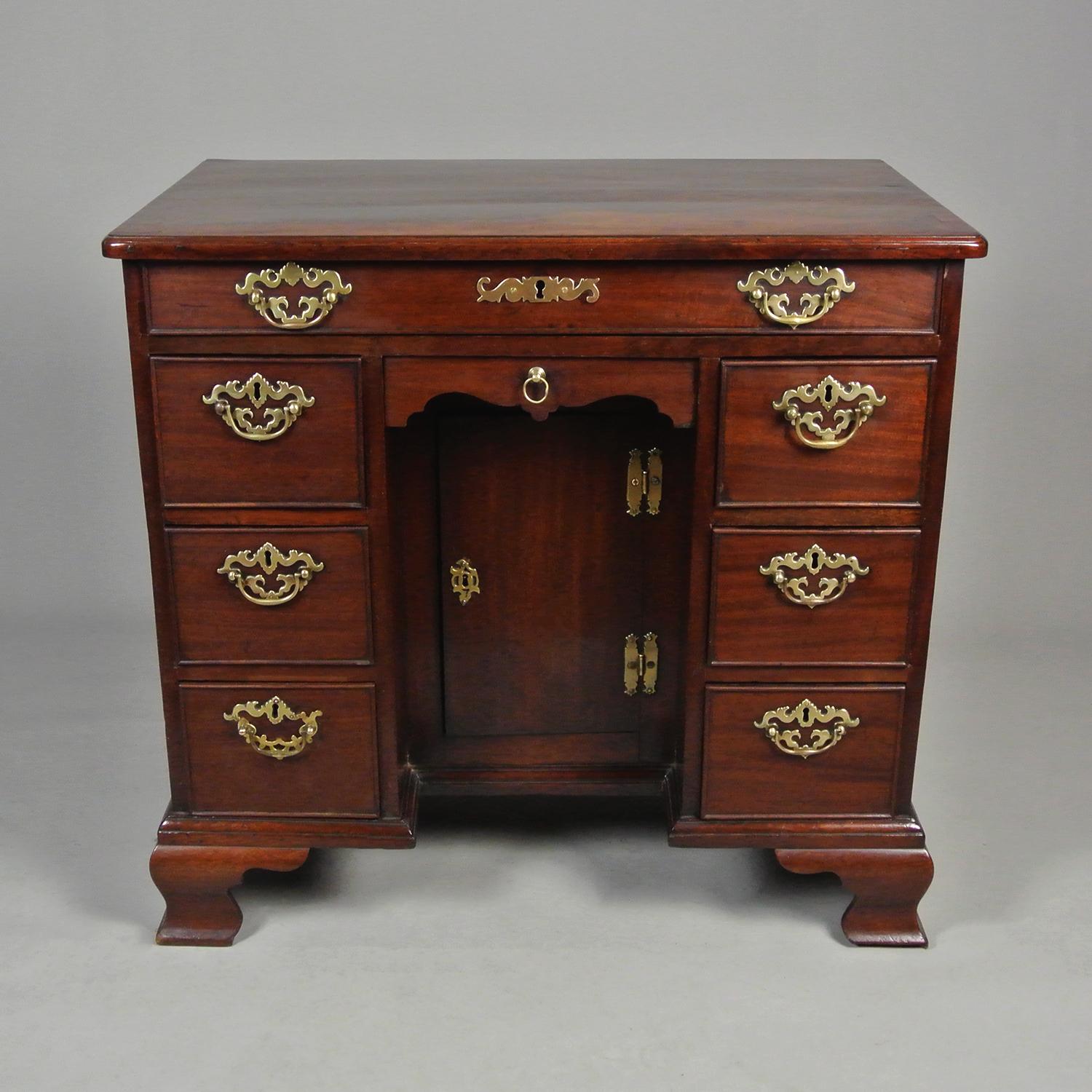 Fine George II Red Walnut Desk c. 1750 In Good Condition For Sale In Heathfield, GB