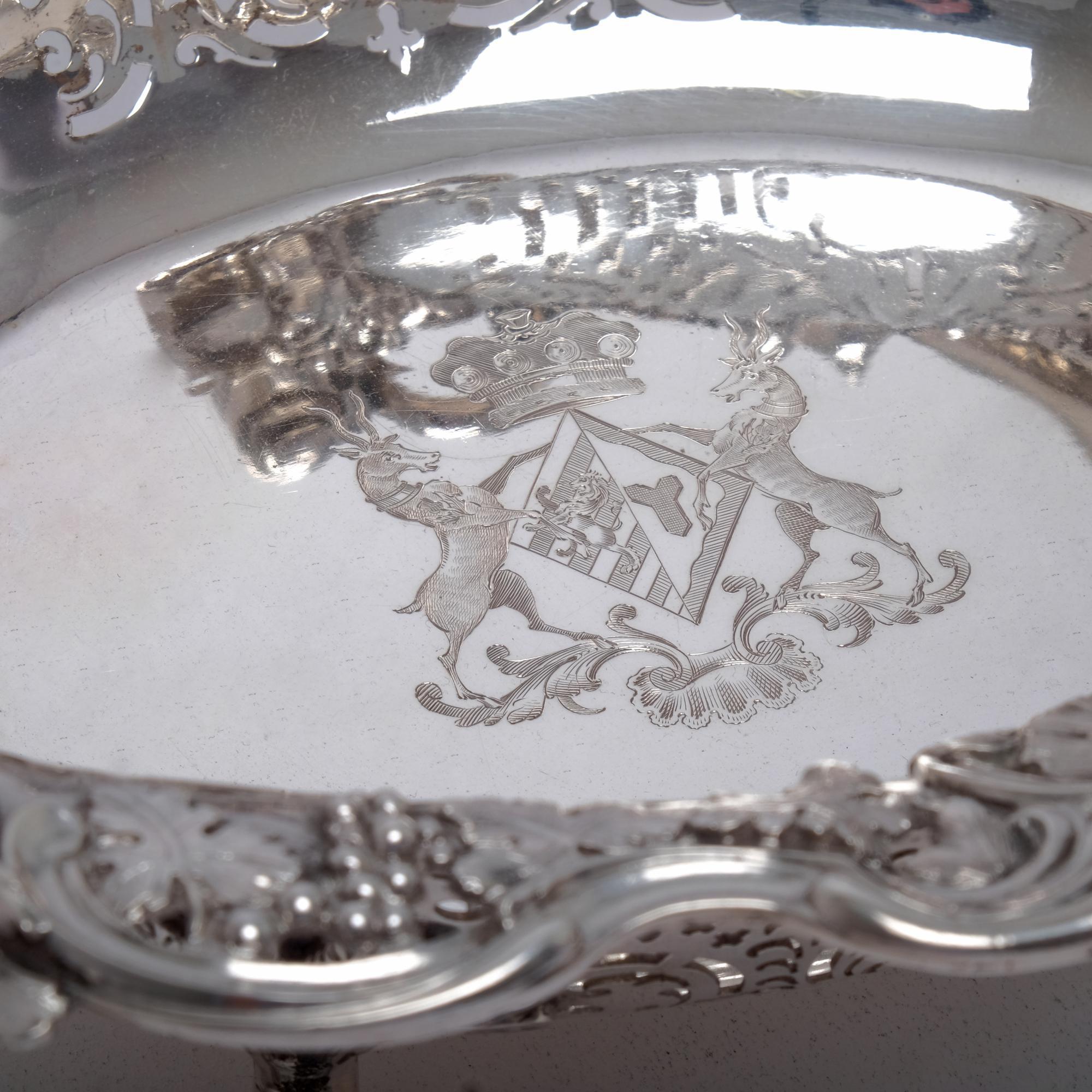Belle corbeille en argent de George II Bon état - En vente à London, GB