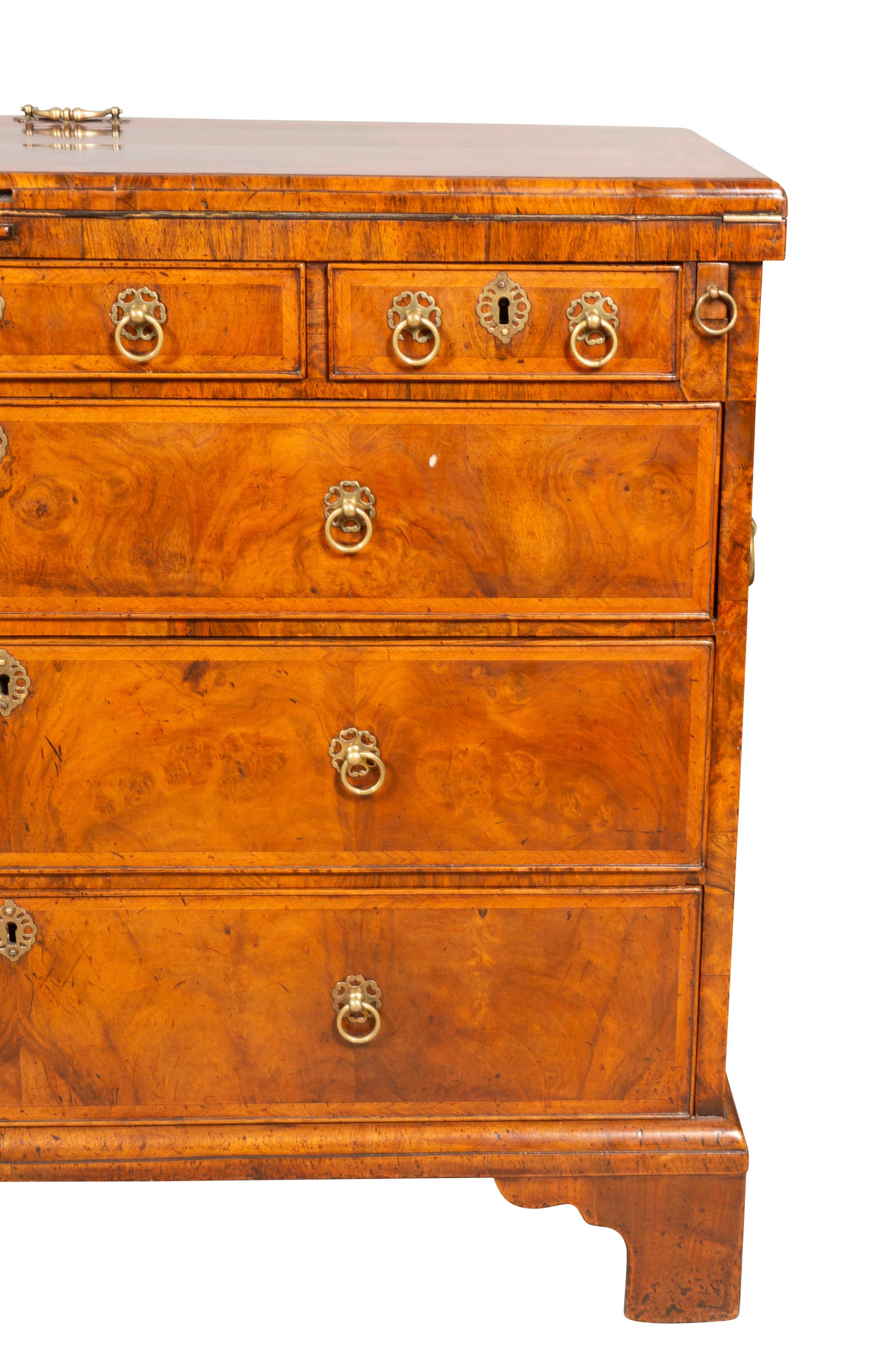 Coffre de célibataire en noyer de style George II en vente 6