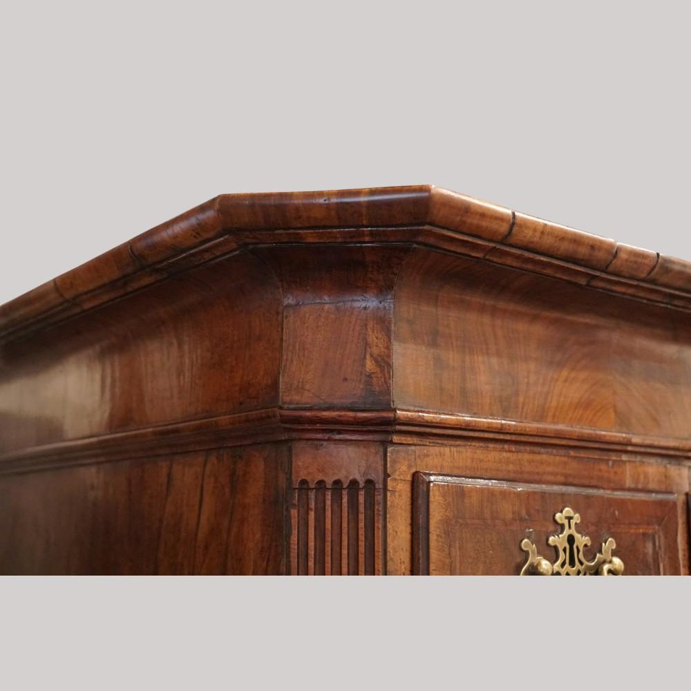 Fine George II walnut tallboy with sunburst In Good Condition For Sale In Salisbury, GB