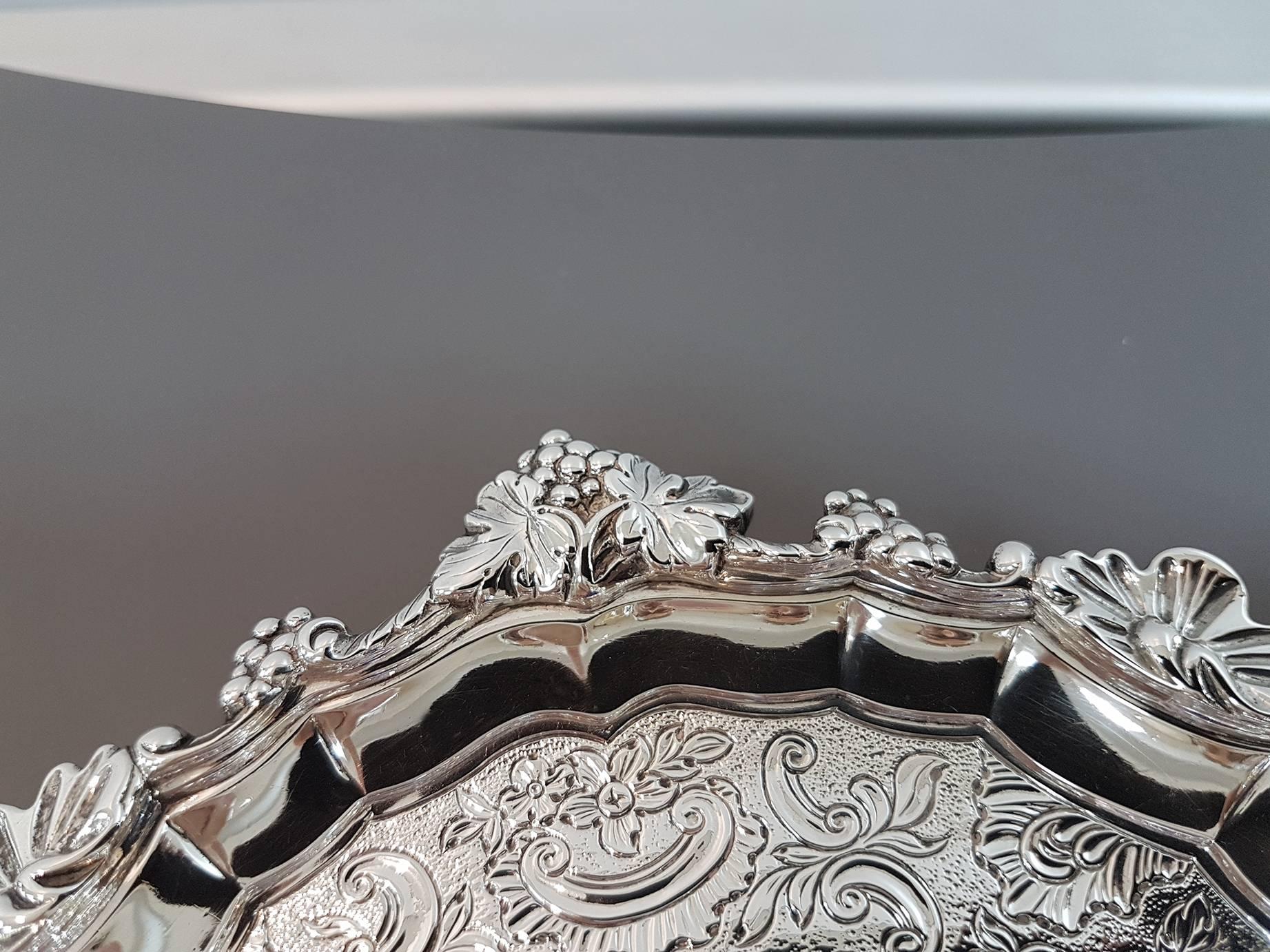 Fine George III Antique Sterling Silver Salvers Made in Edinburgh by John McKay In Excellent Condition In VALENZA, IT