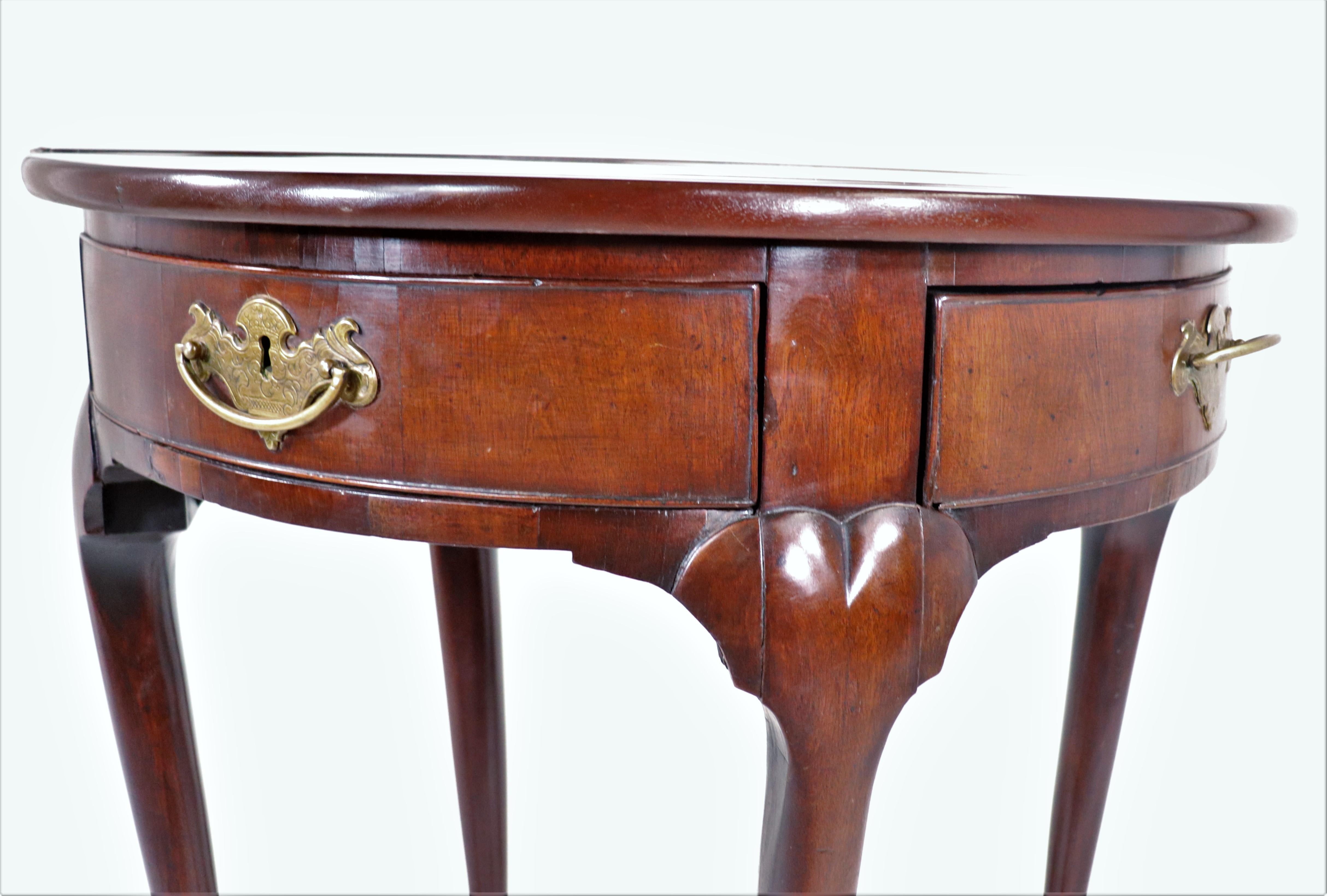 Belle table demi-lune anglaise George III en acajou avec deux tiroirs pivotants en vente 7